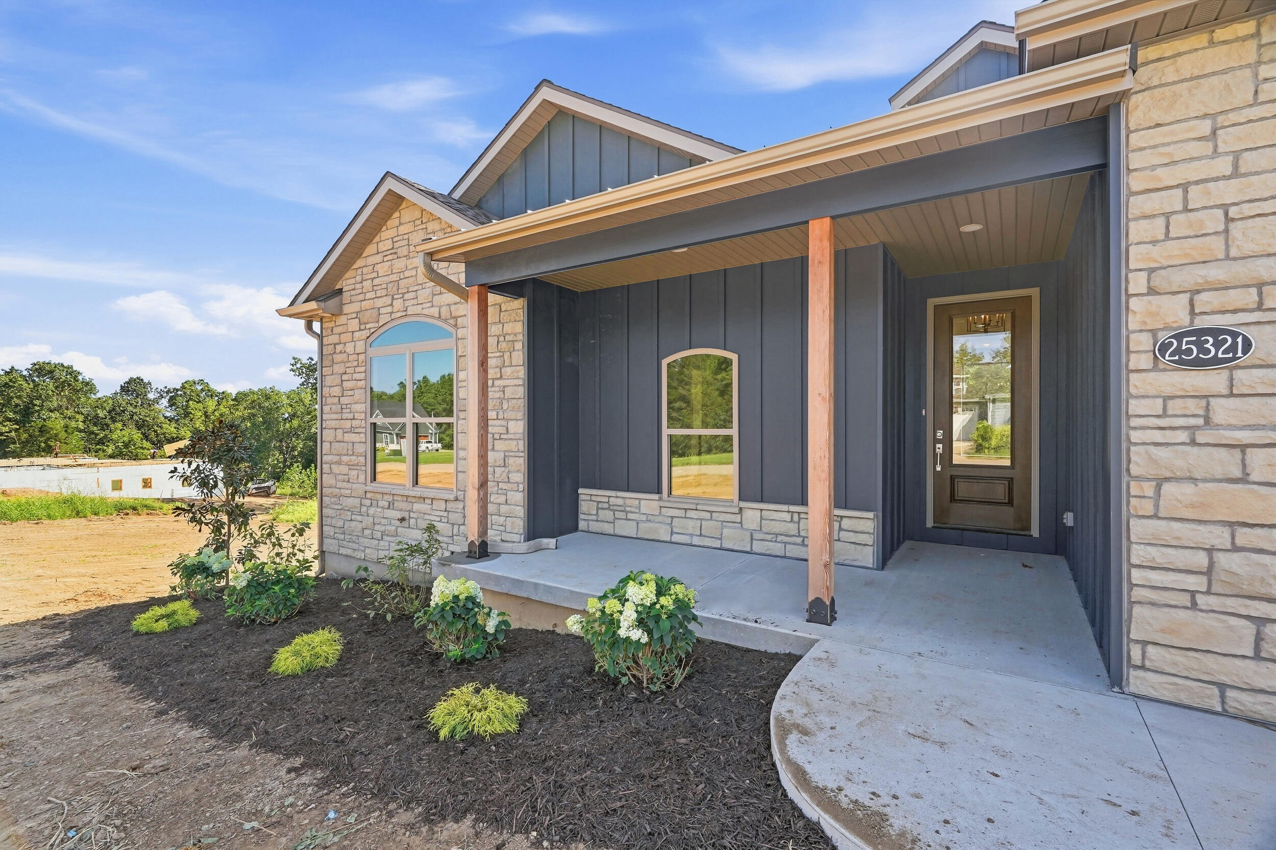 25321 Silvercrest Ct Property Photo 4