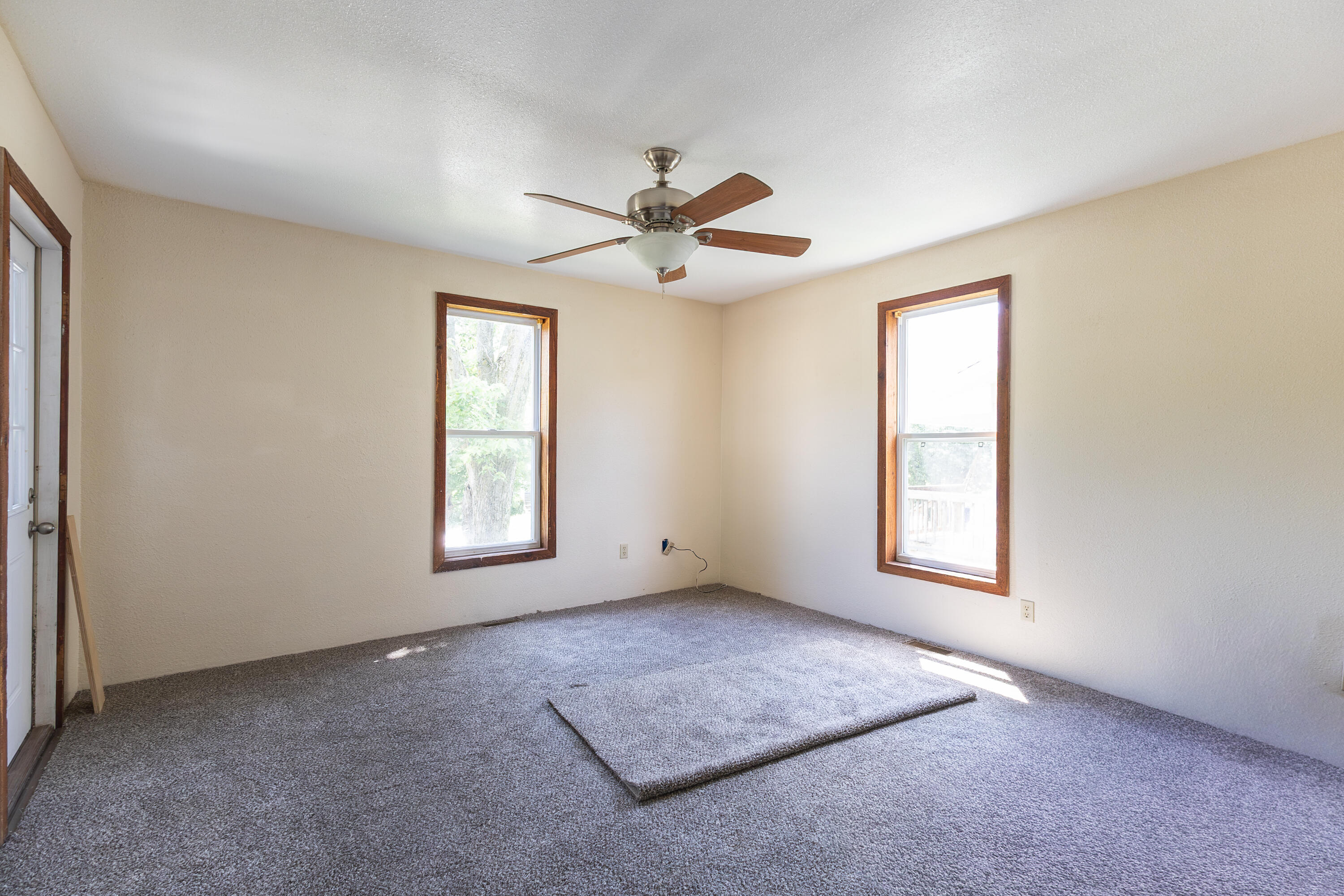 1055 Bond St Property Photo 3