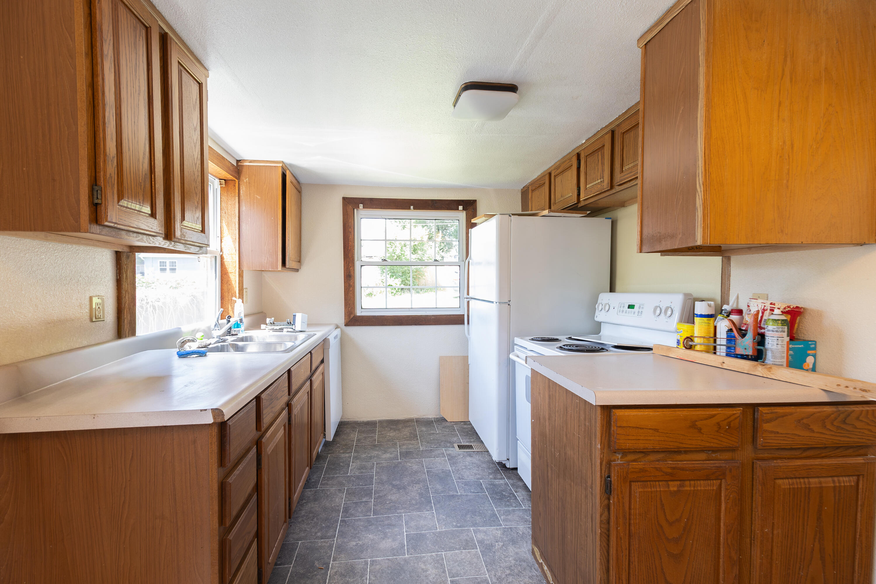 1055 Bond St Property Photo 4