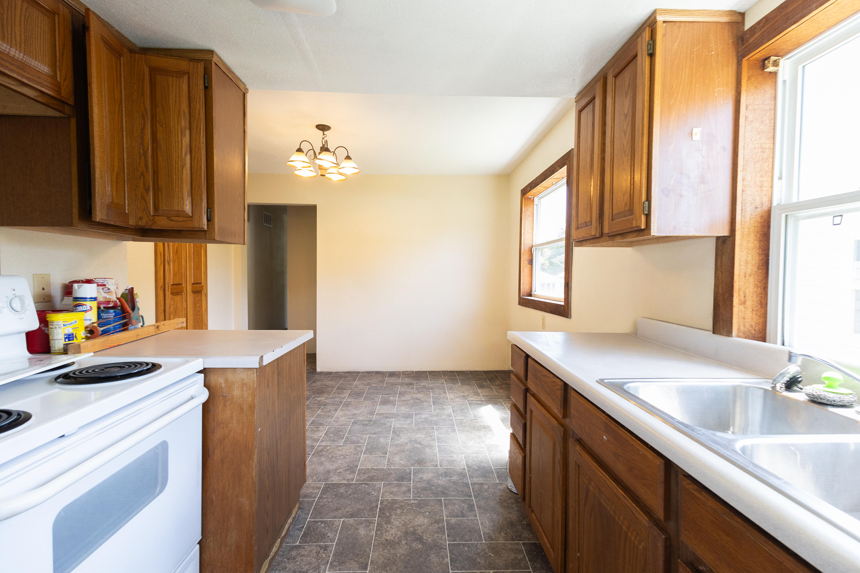 1055 Bond St Property Photo 6