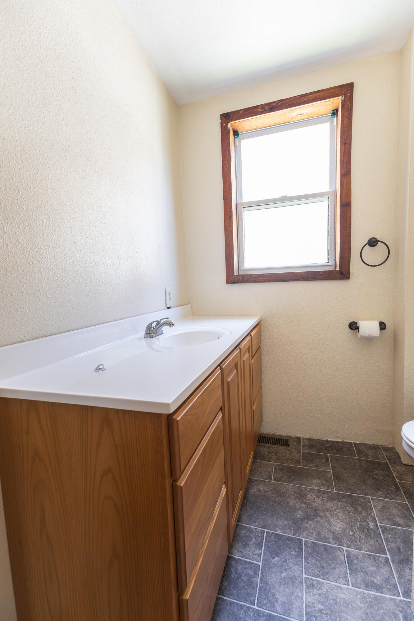 1055 Bond St Property Photo 11