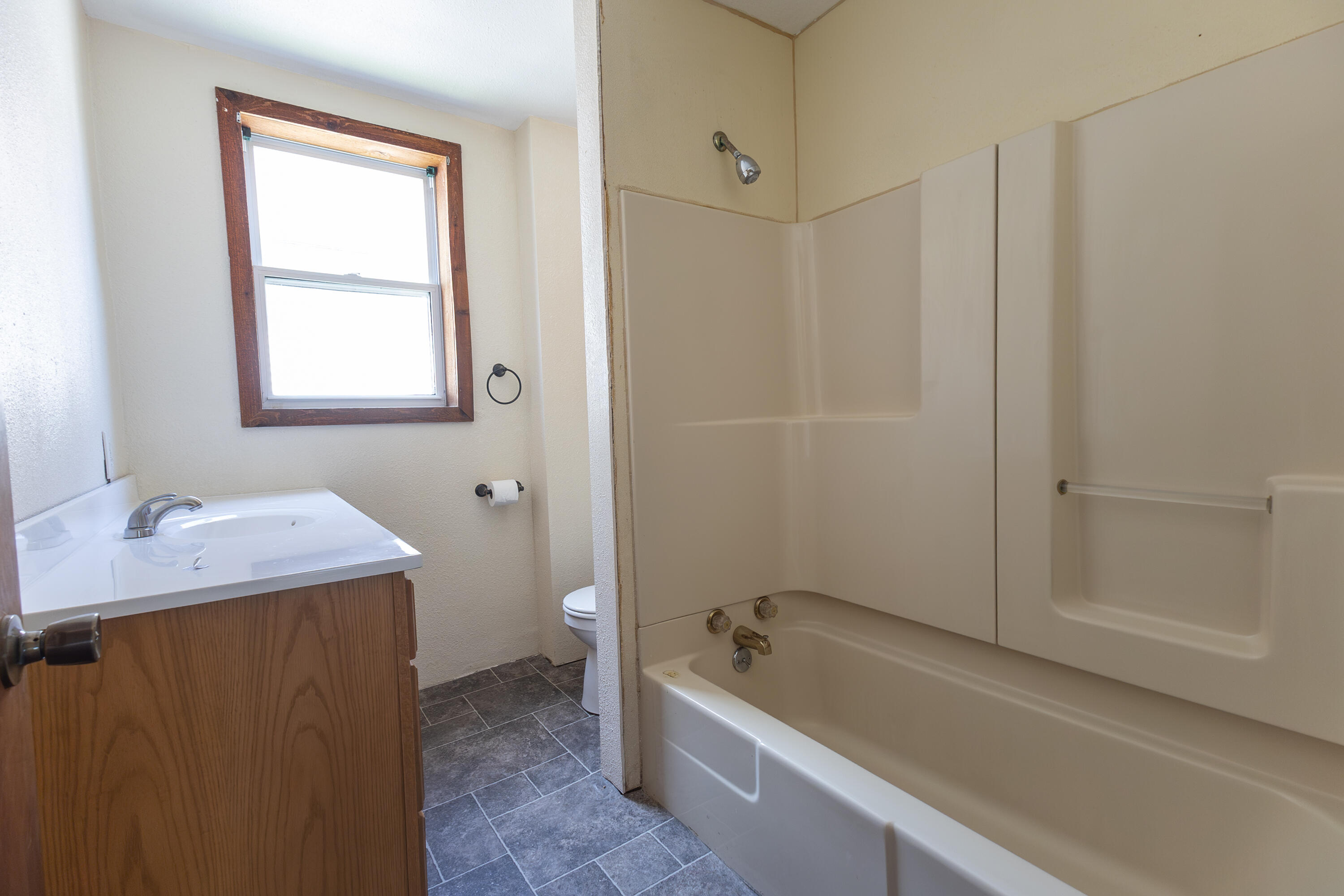 1055 Bond St Property Photo 12