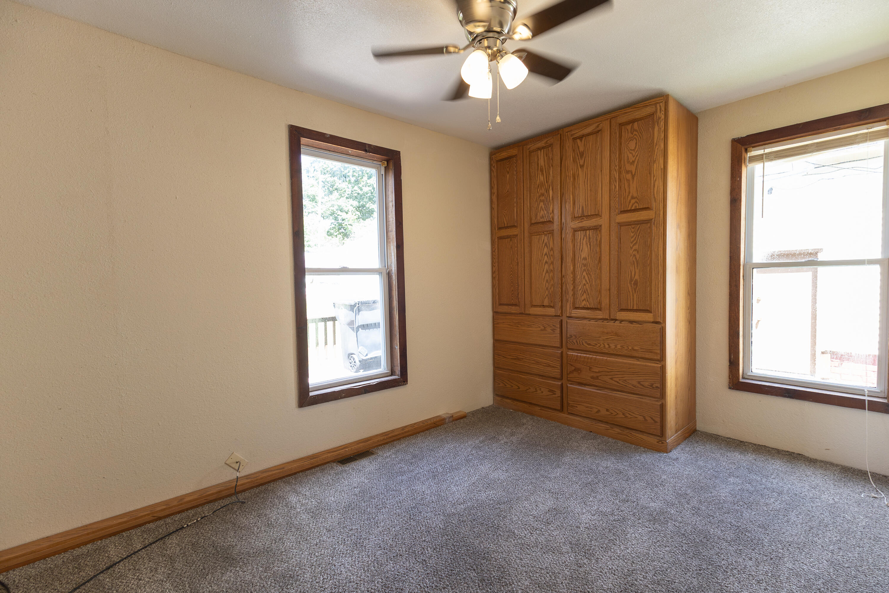 1055 Bond St Property Photo 14