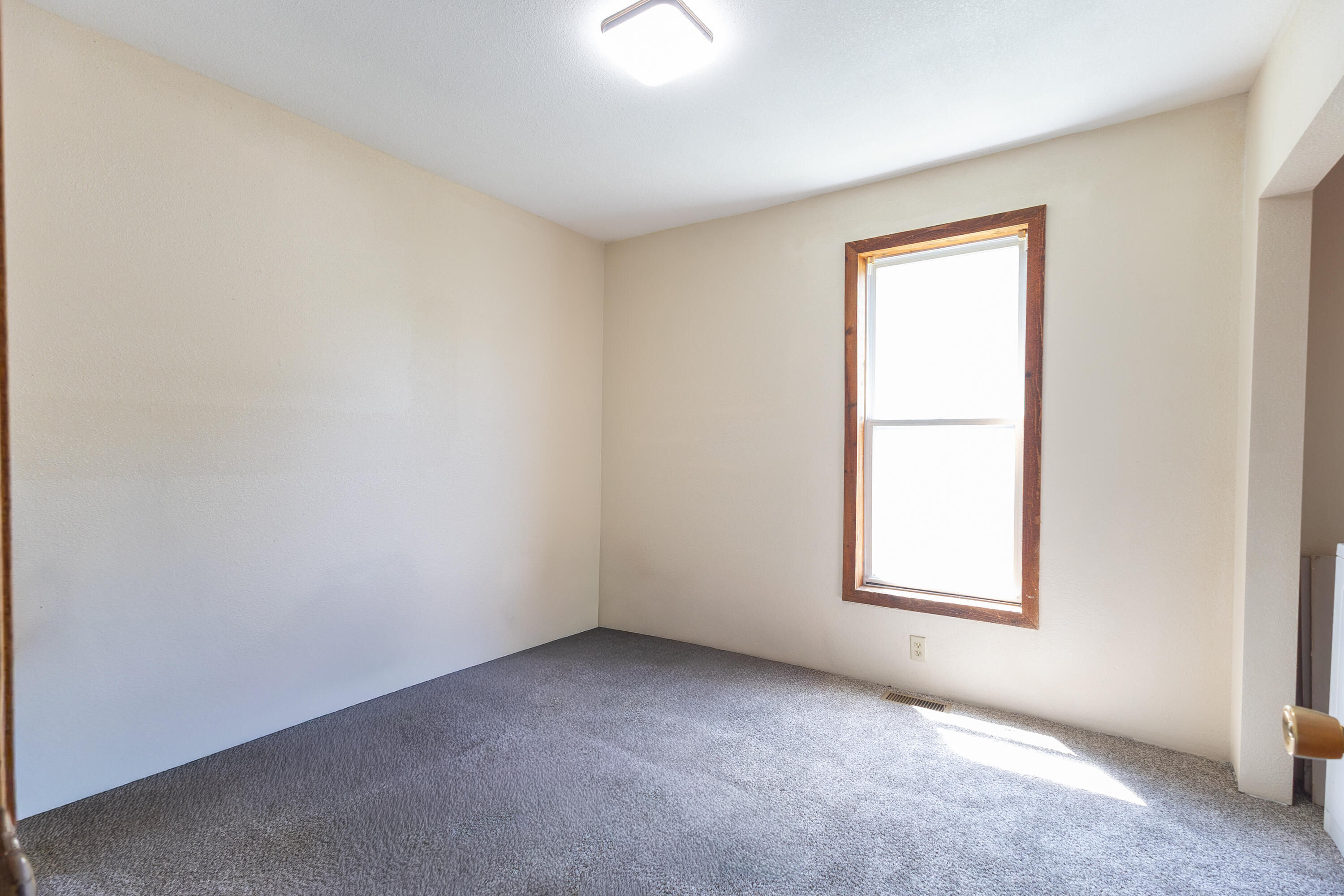 1055 Bond St Property Photo 15