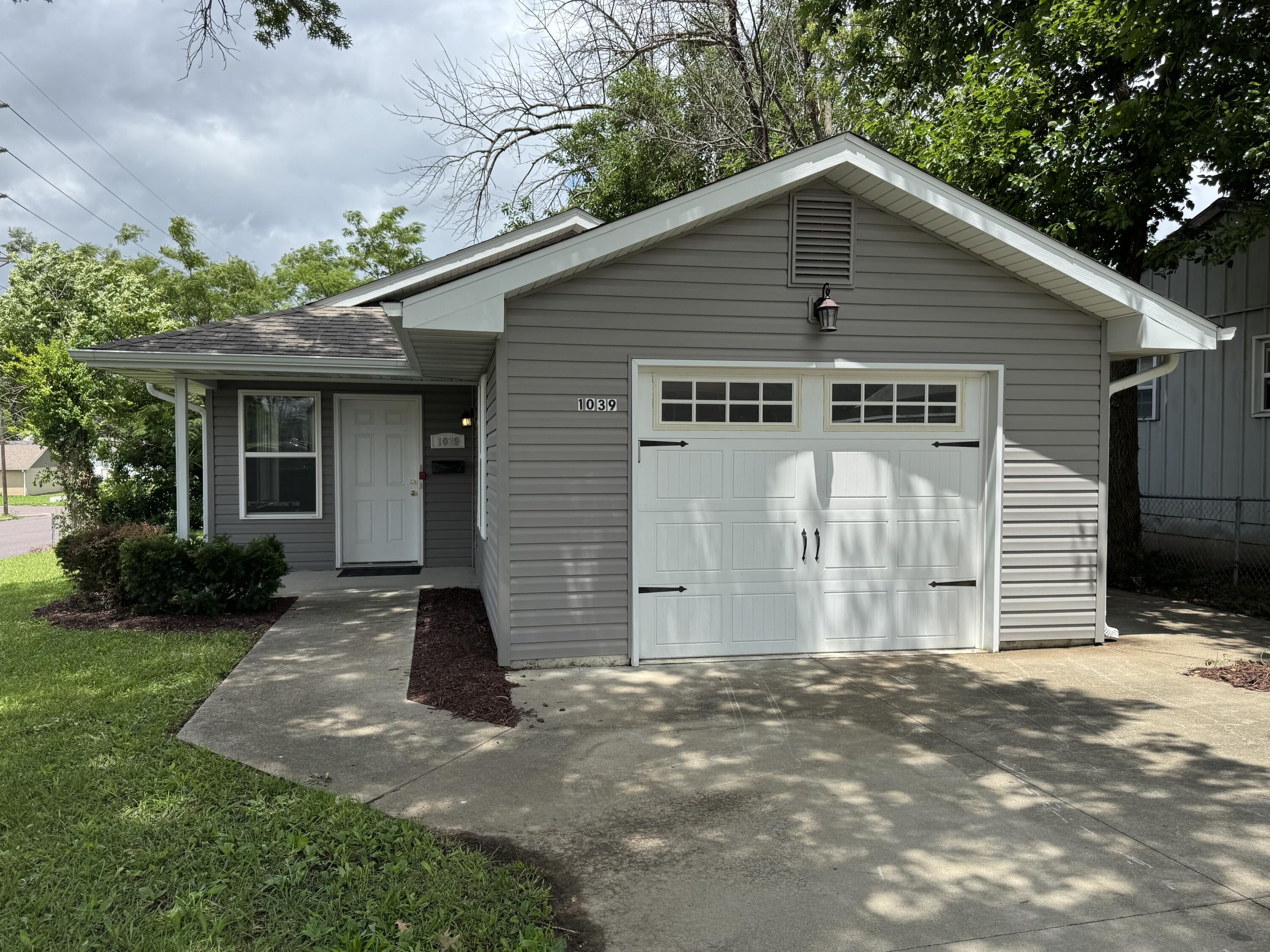 1039 Carrico St Property Photo 2
