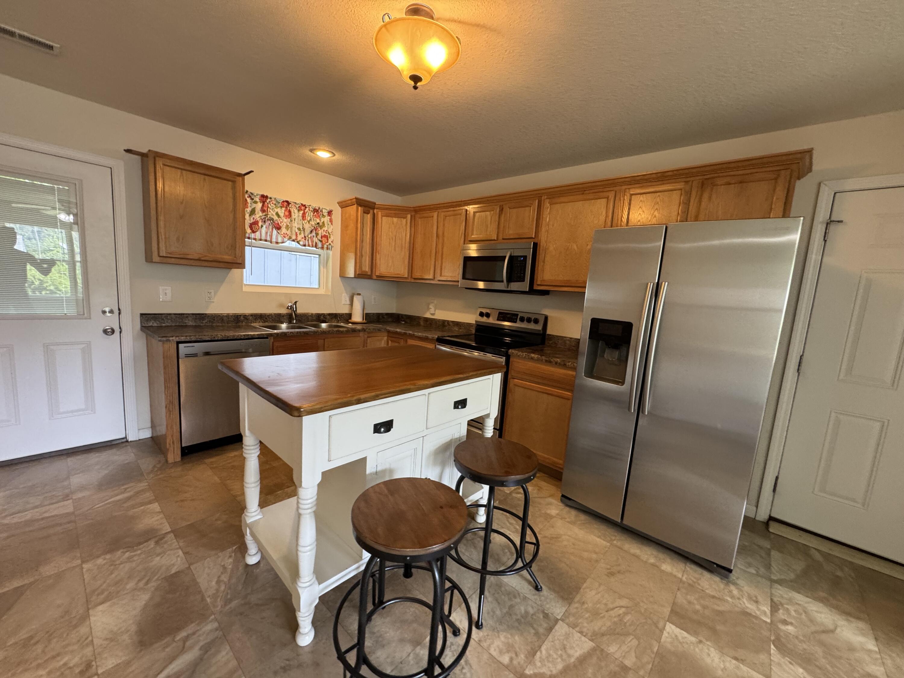 1039 Carrico St Property Photo 6