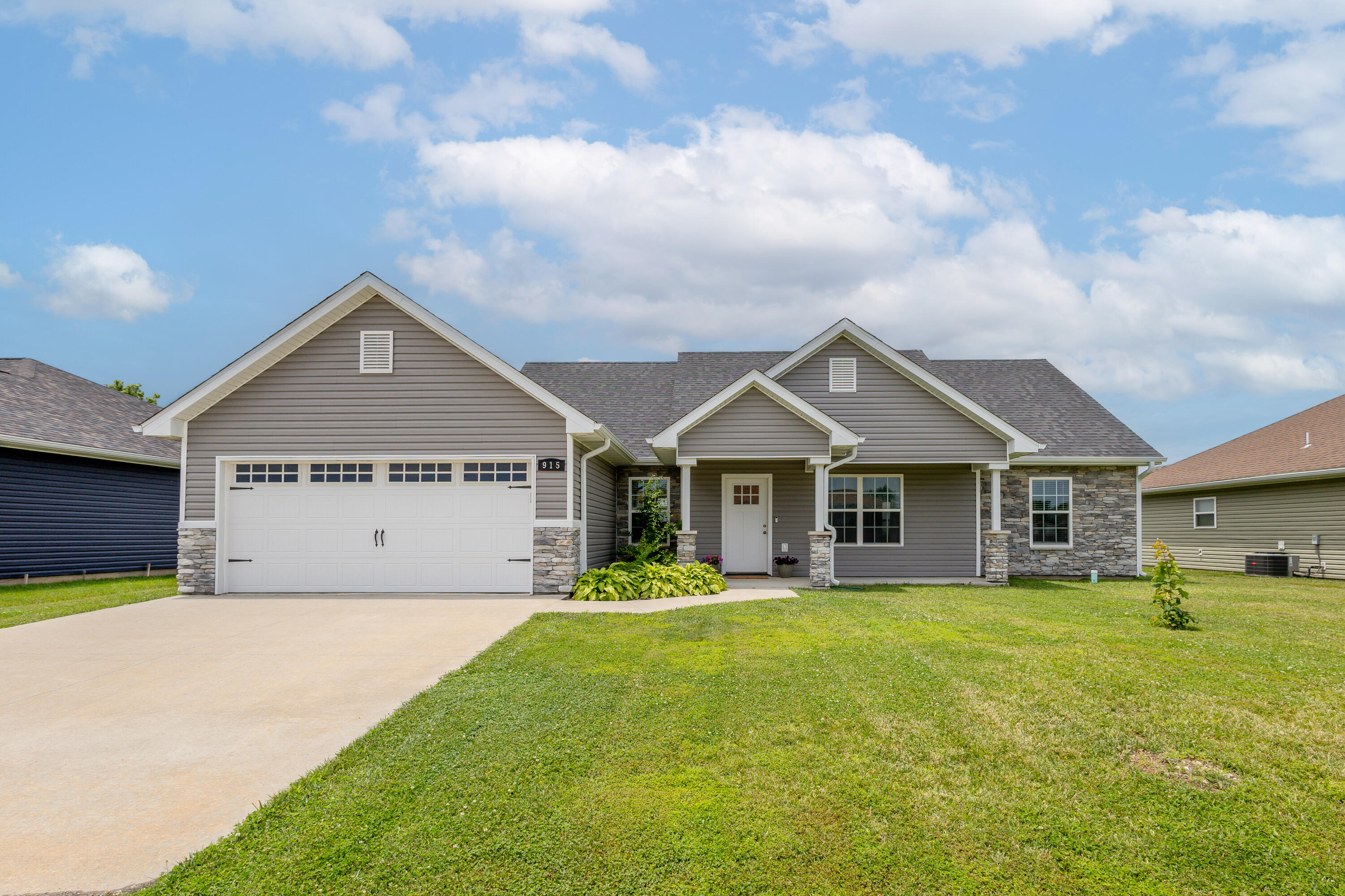 915 Lois Dr Property Photo 1