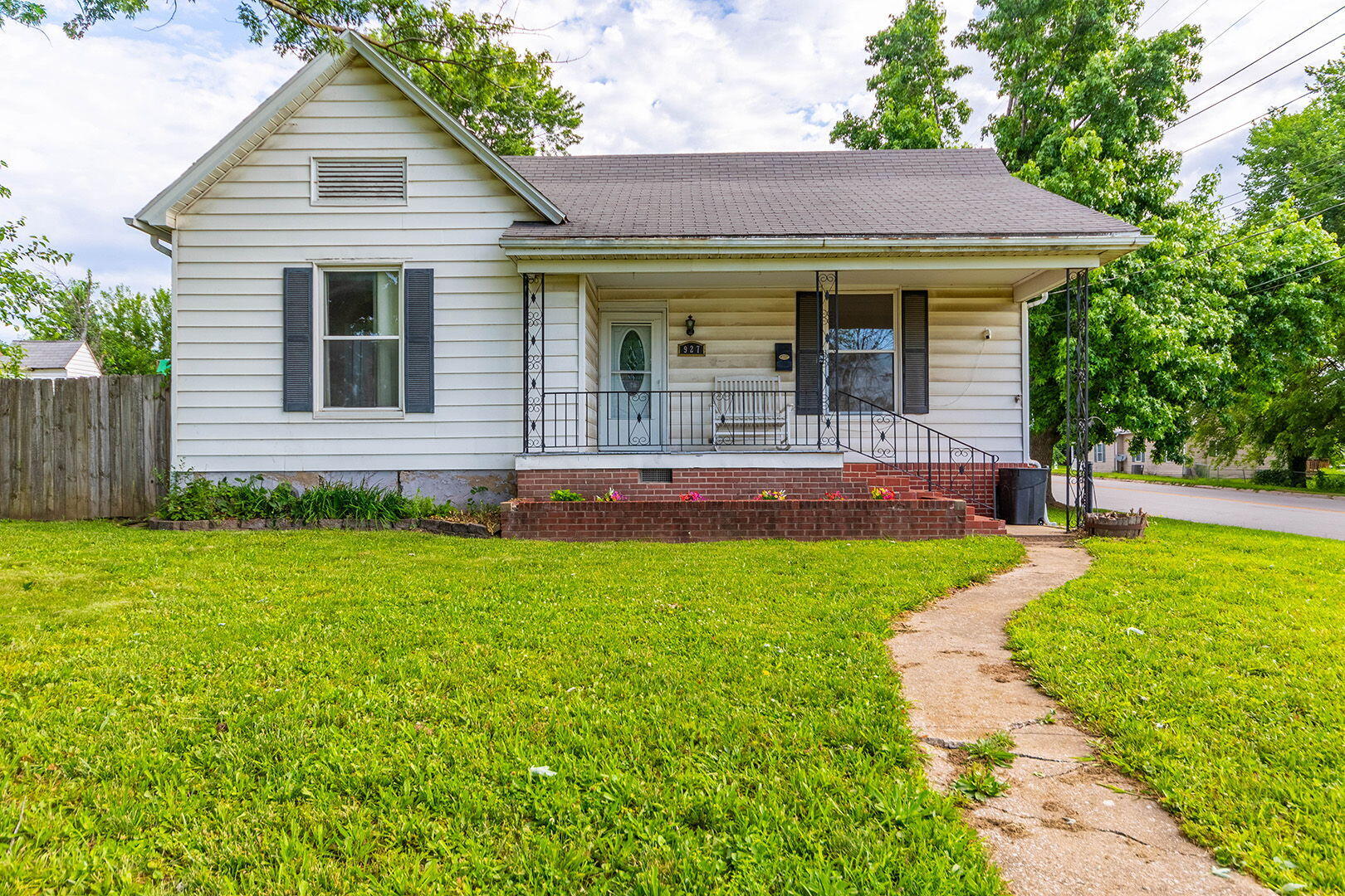 927 E Promenade St Property Photo 1