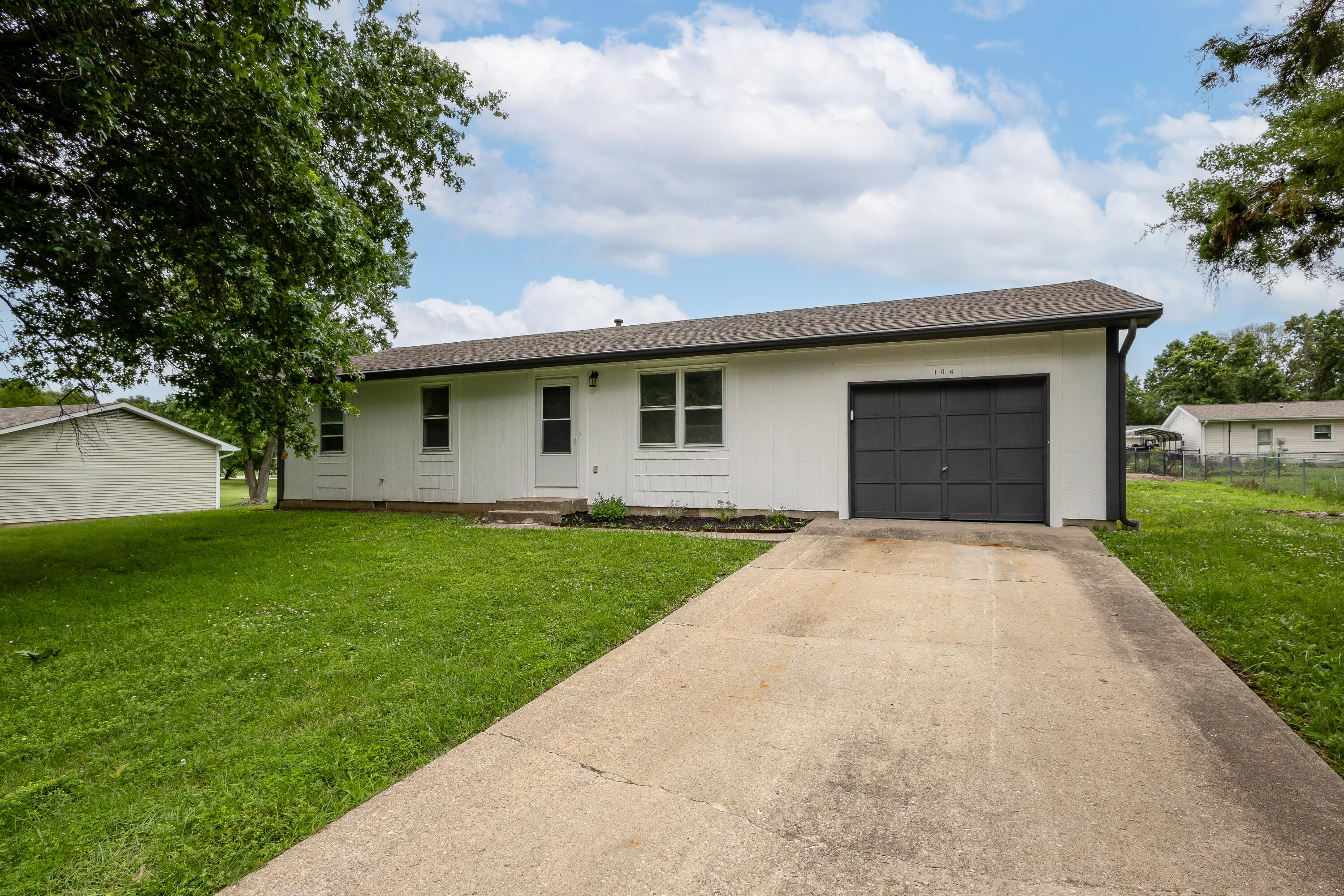 104 Edgewood Dr Property Photo 1