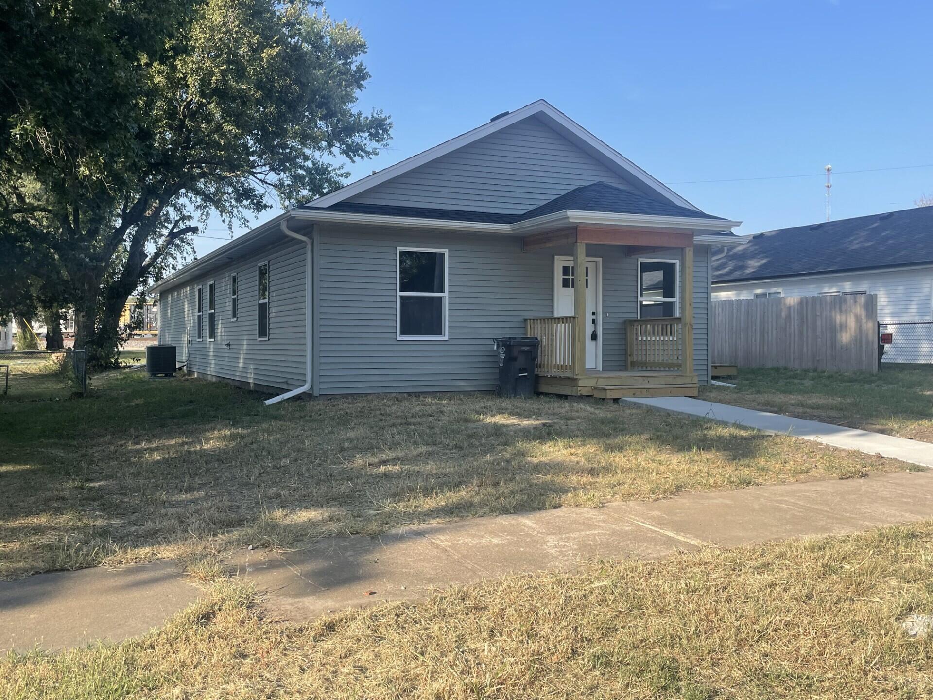 823 Myra St Property Photo 2