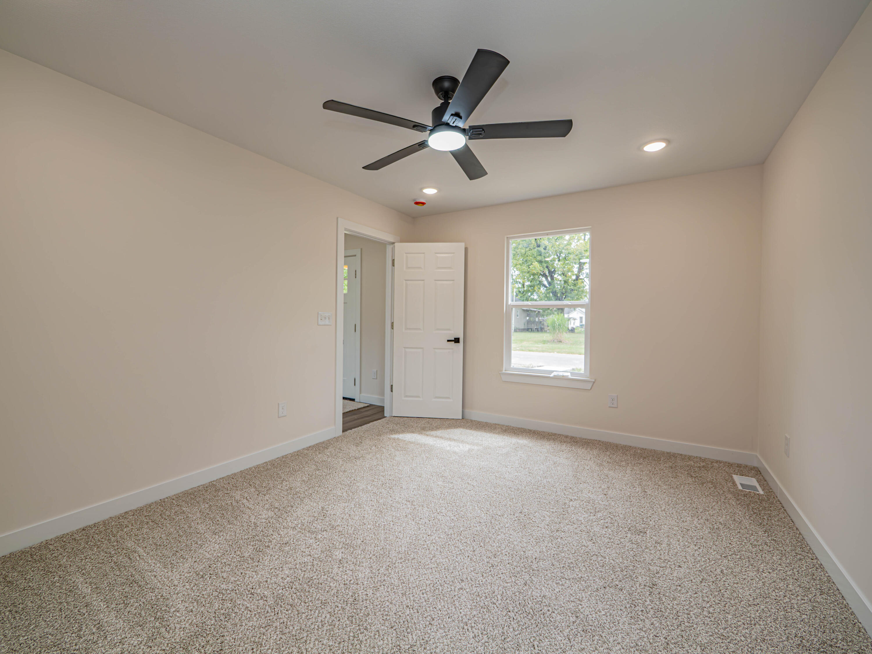823 Myra St Property Photo 12