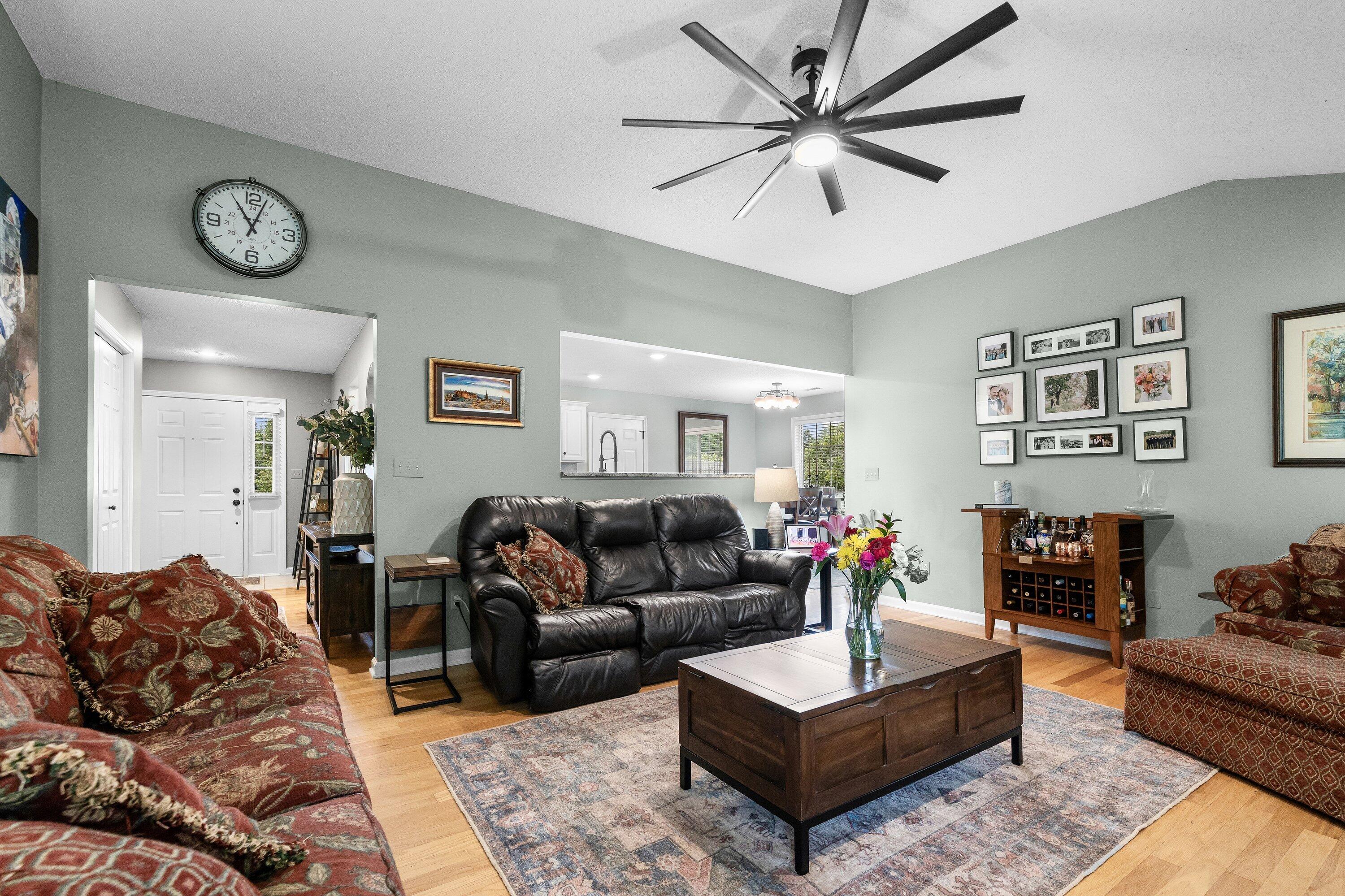 2806 Wooded Creek Dr Property Photo 4