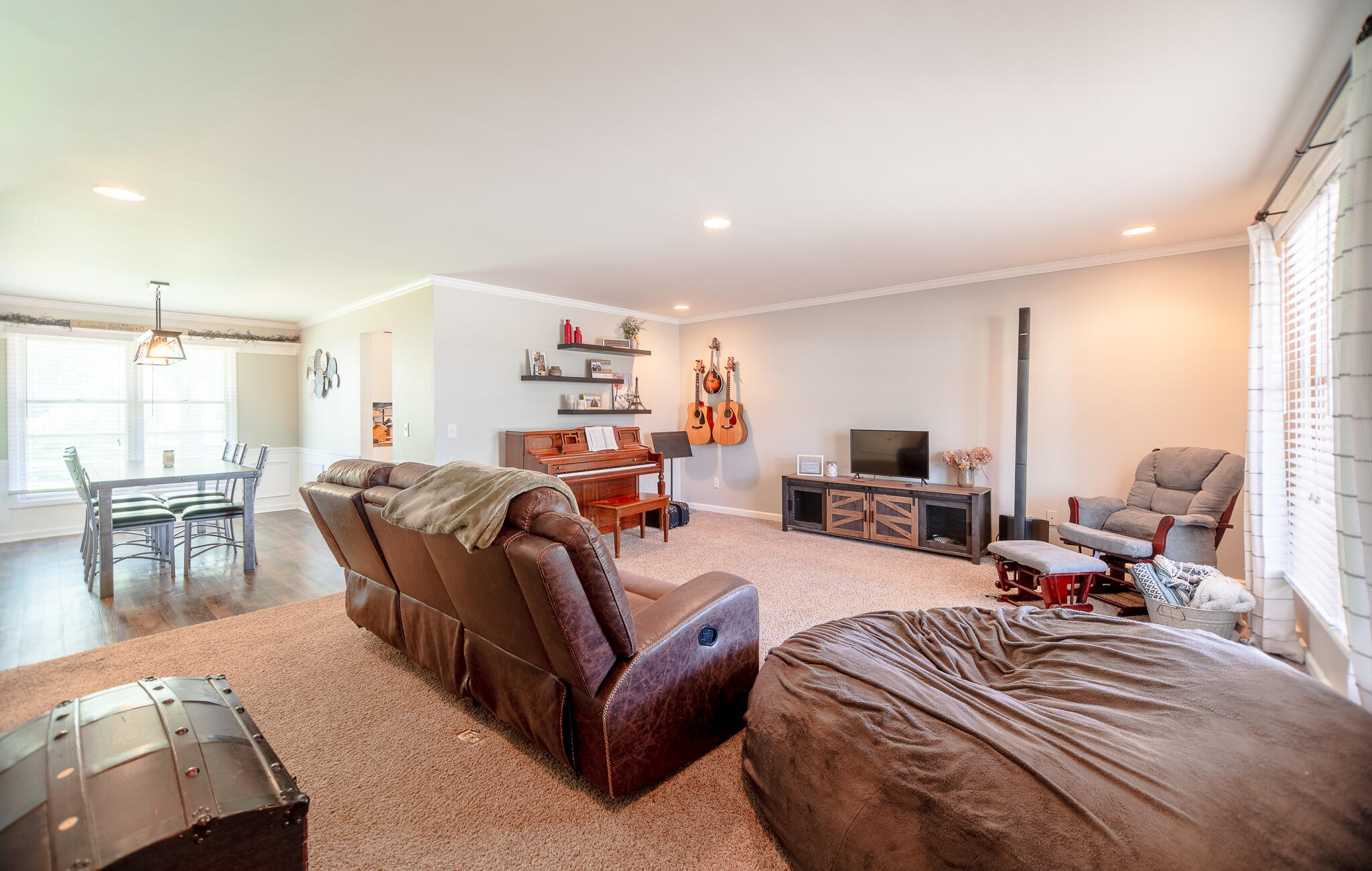 105 Baker St Property Photo 3