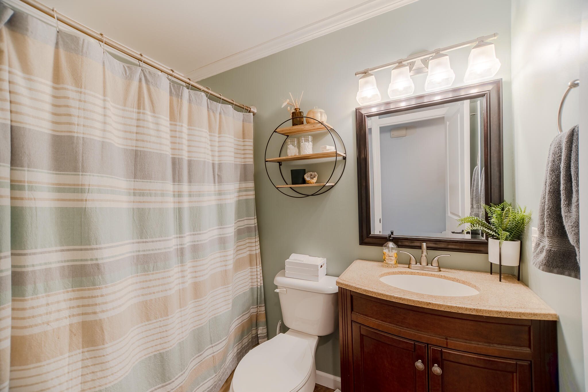105 Baker St Property Photo 8