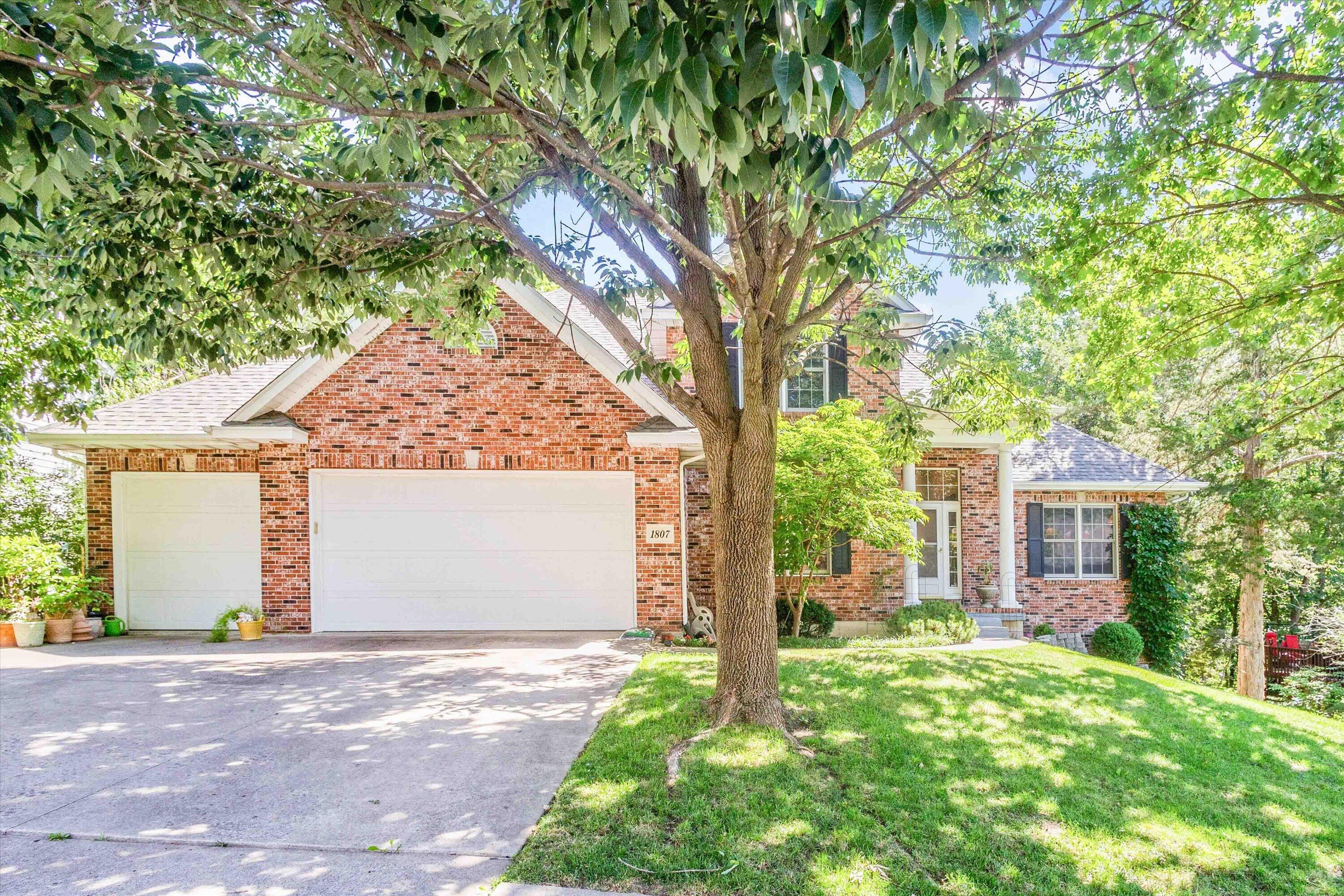 1807 Crystal Point Property Photo 1