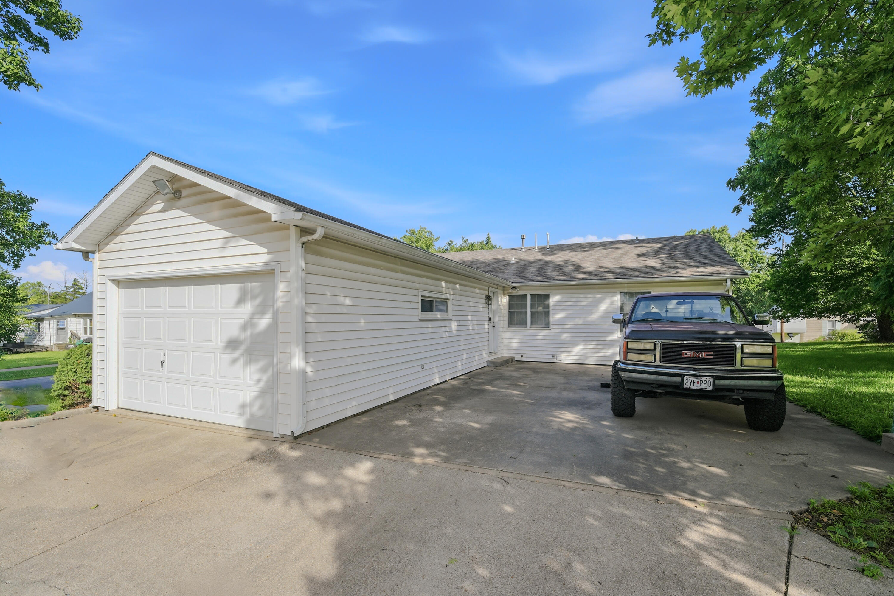 106 W Mulberry St Property Photo 4