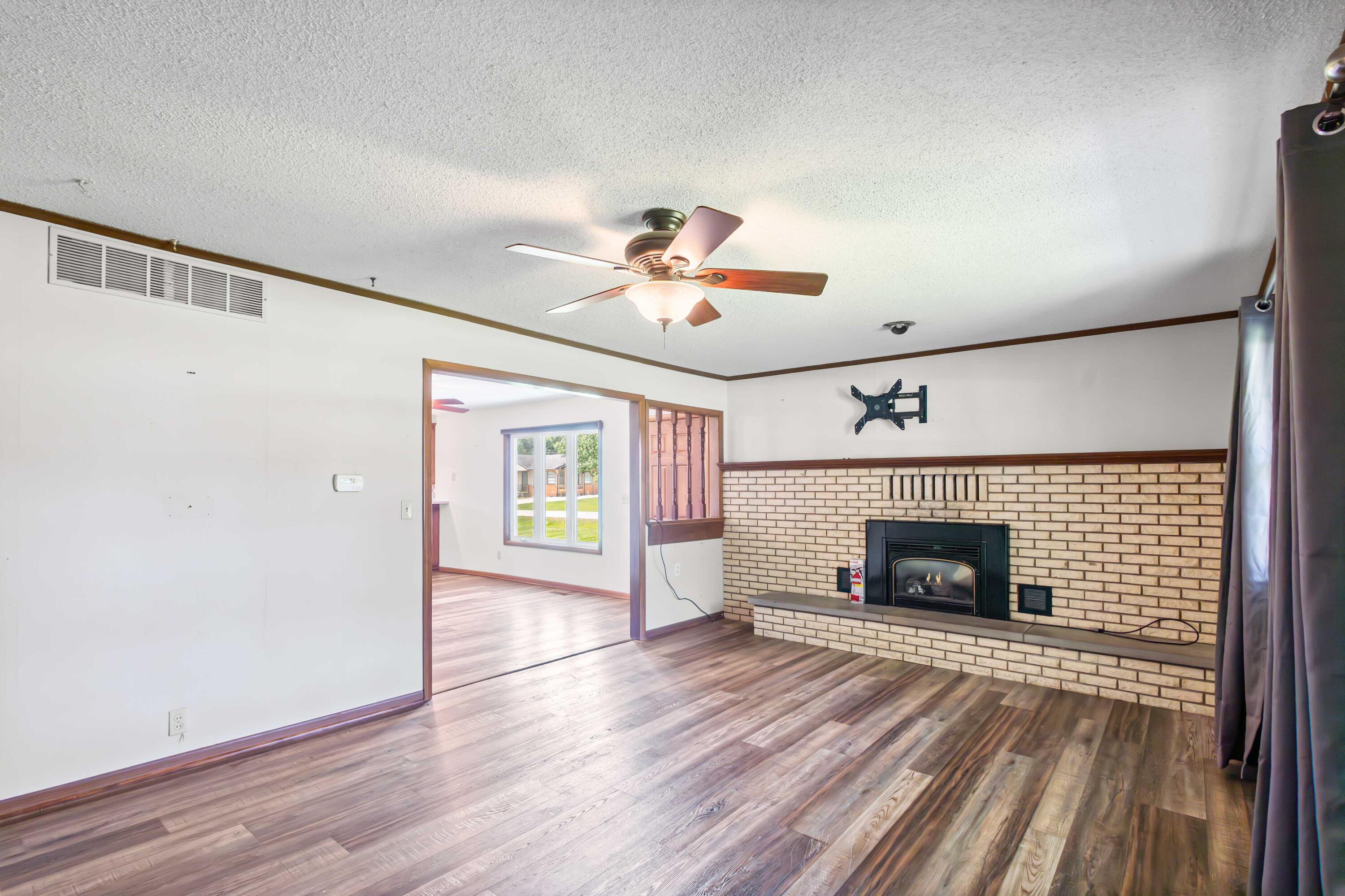 1200 E Logan St Property Photo 6
