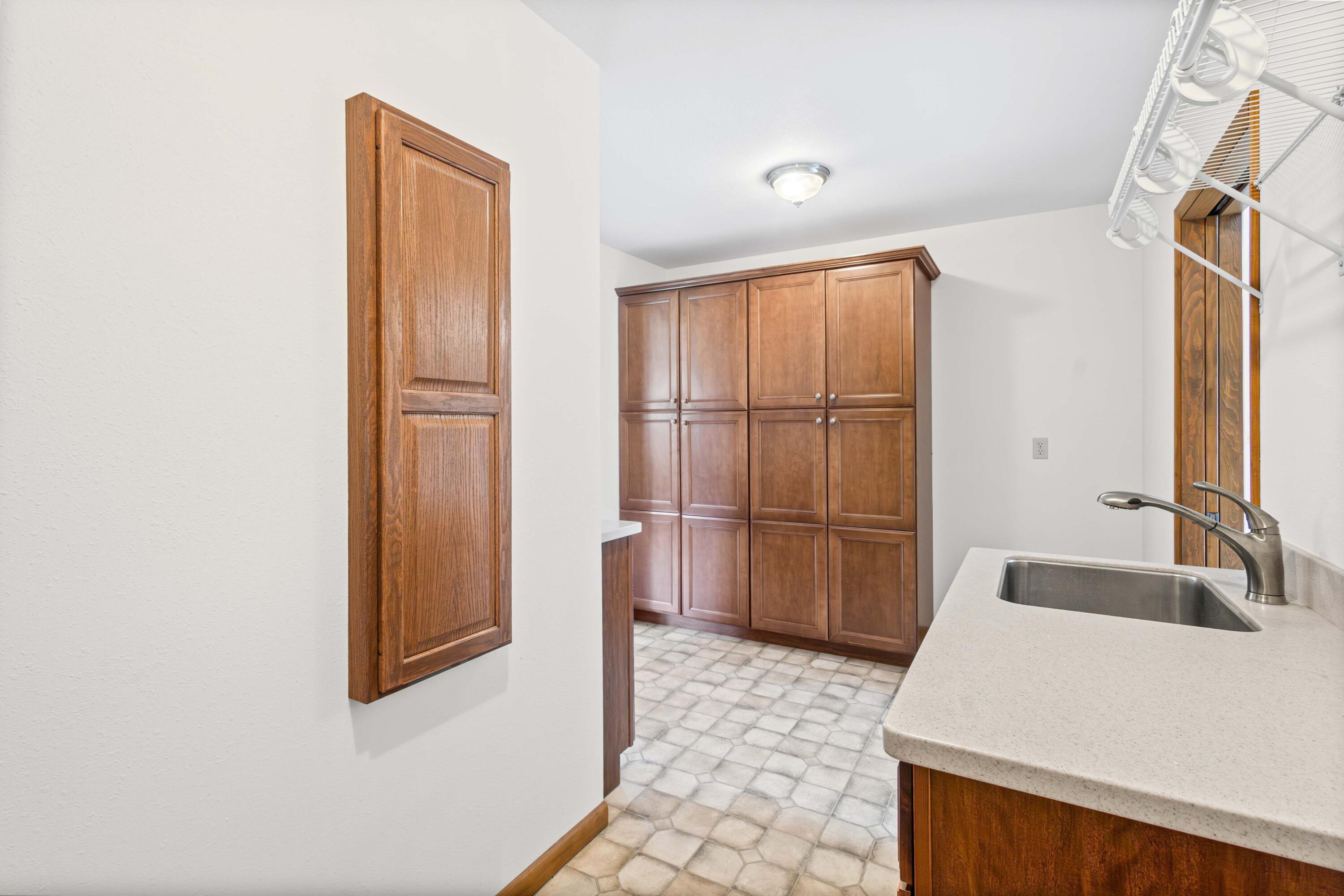 1200 E Logan St Property Photo 19