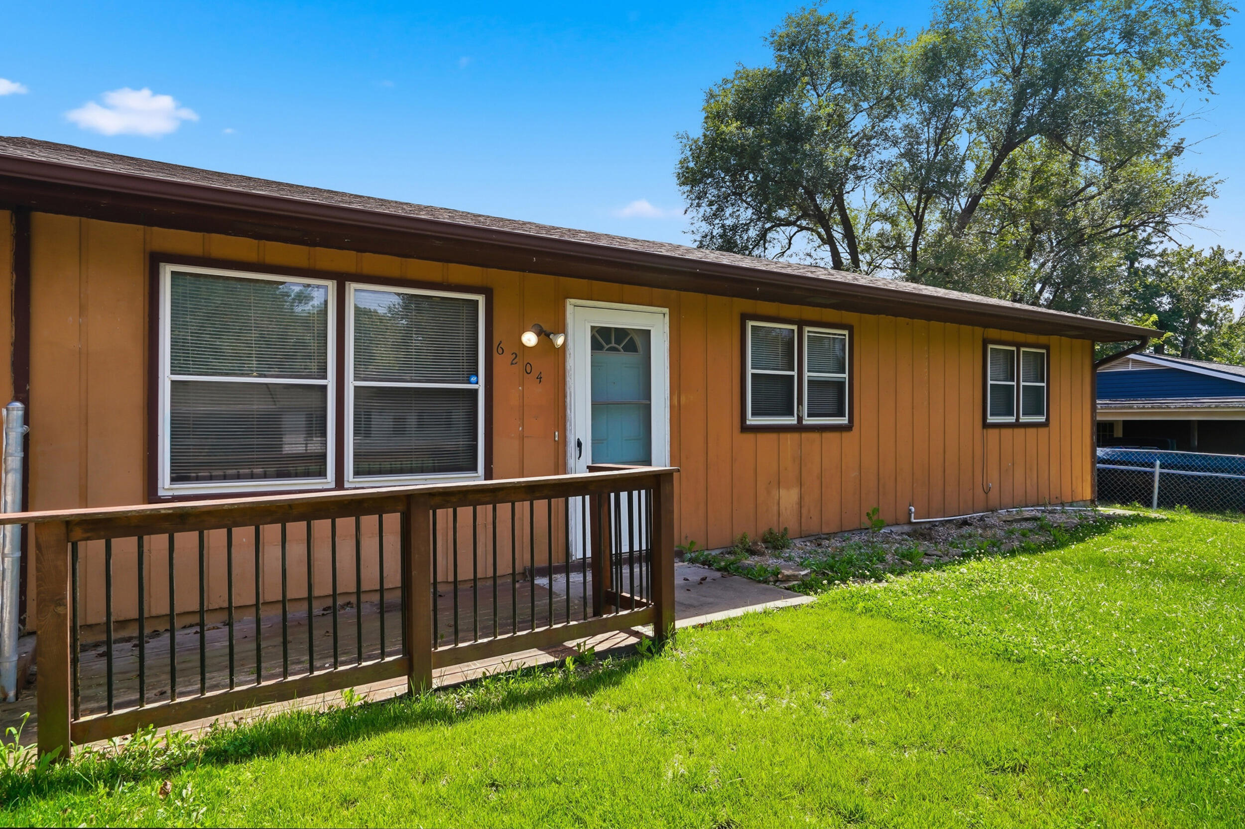 6204 E Sharon Ln Property Photo 3