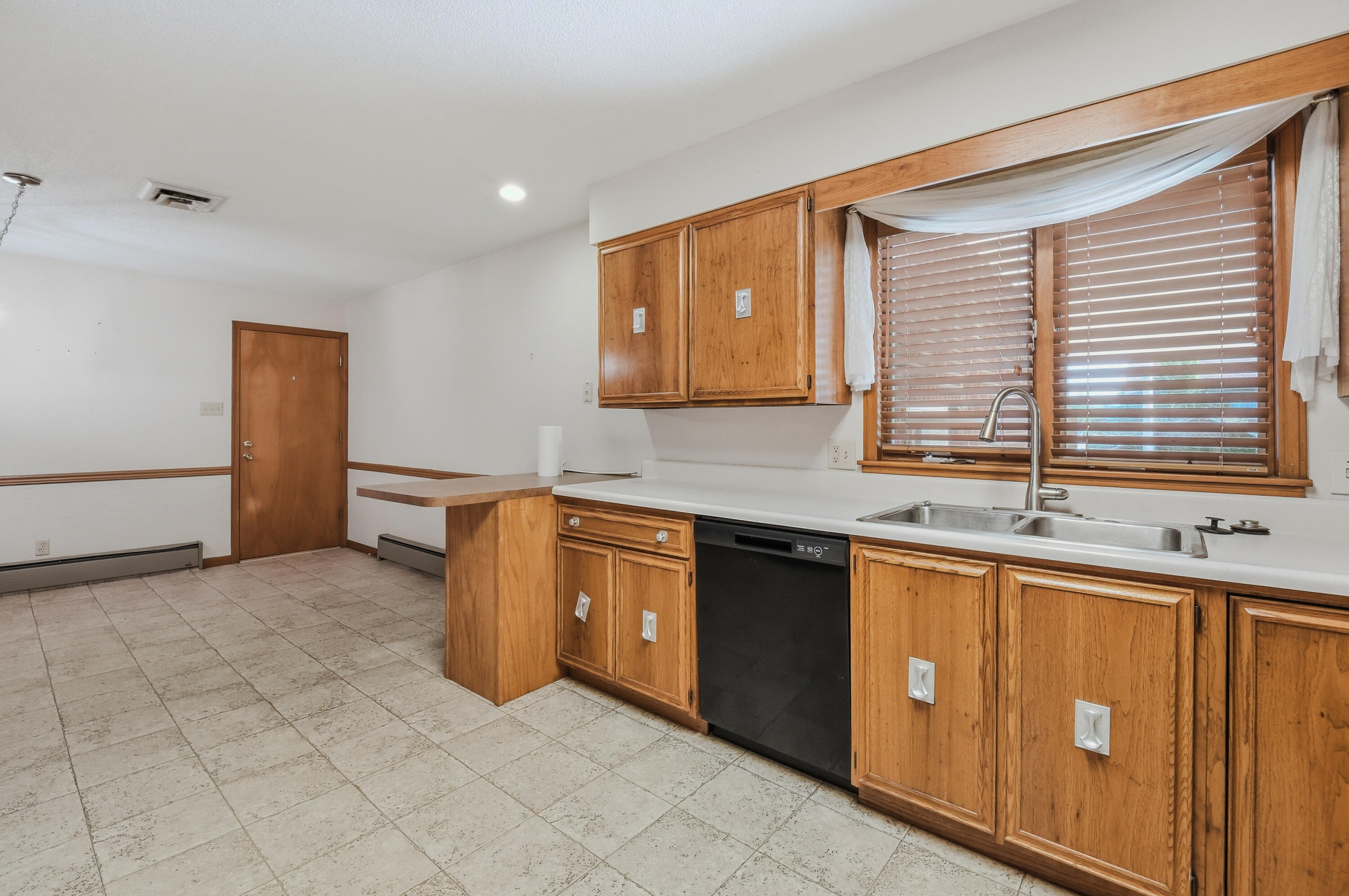 1013 W Burkhart St Property Photo 10
