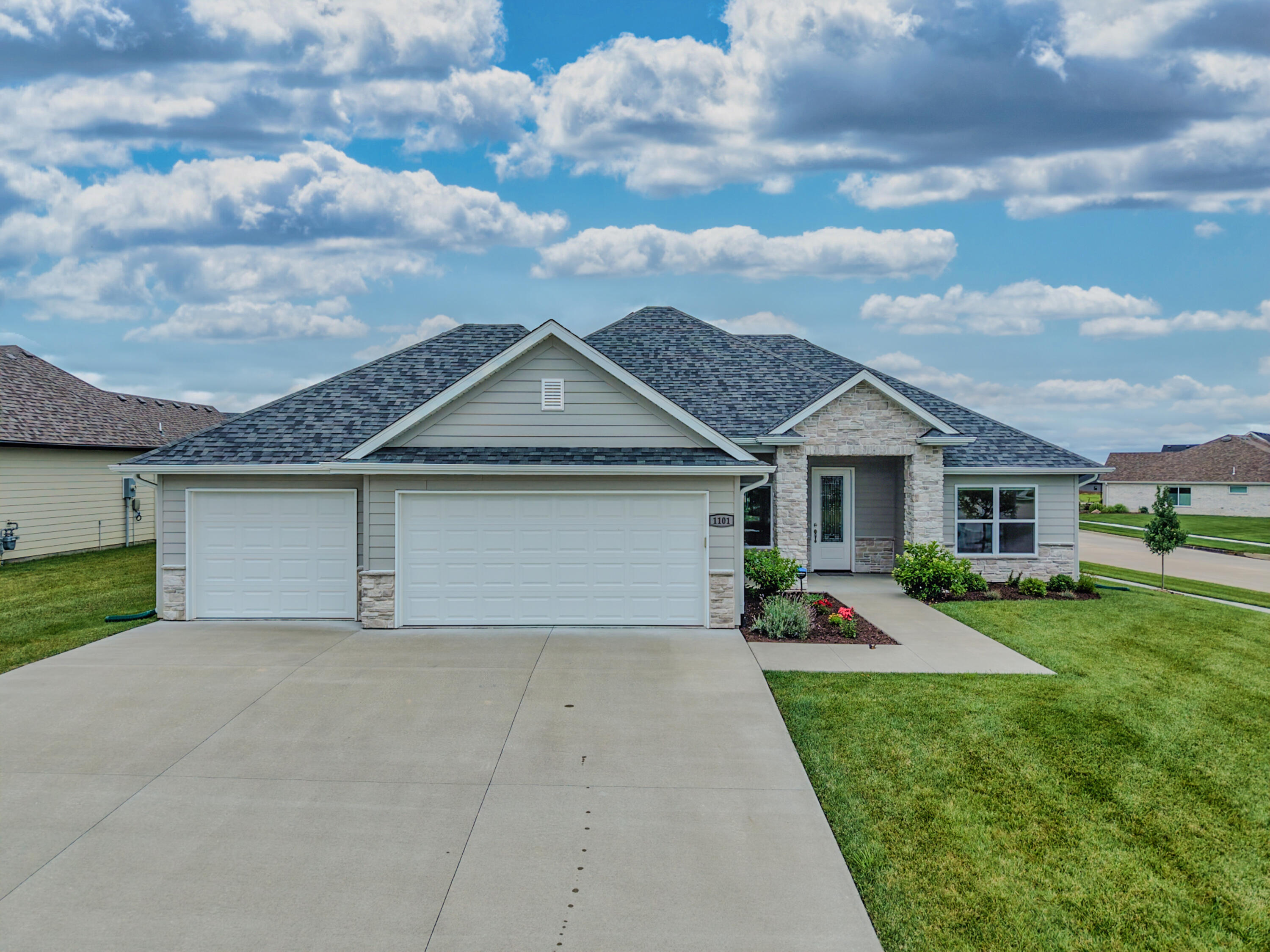 1101 Shadow Hawk Ct Property Photo 2