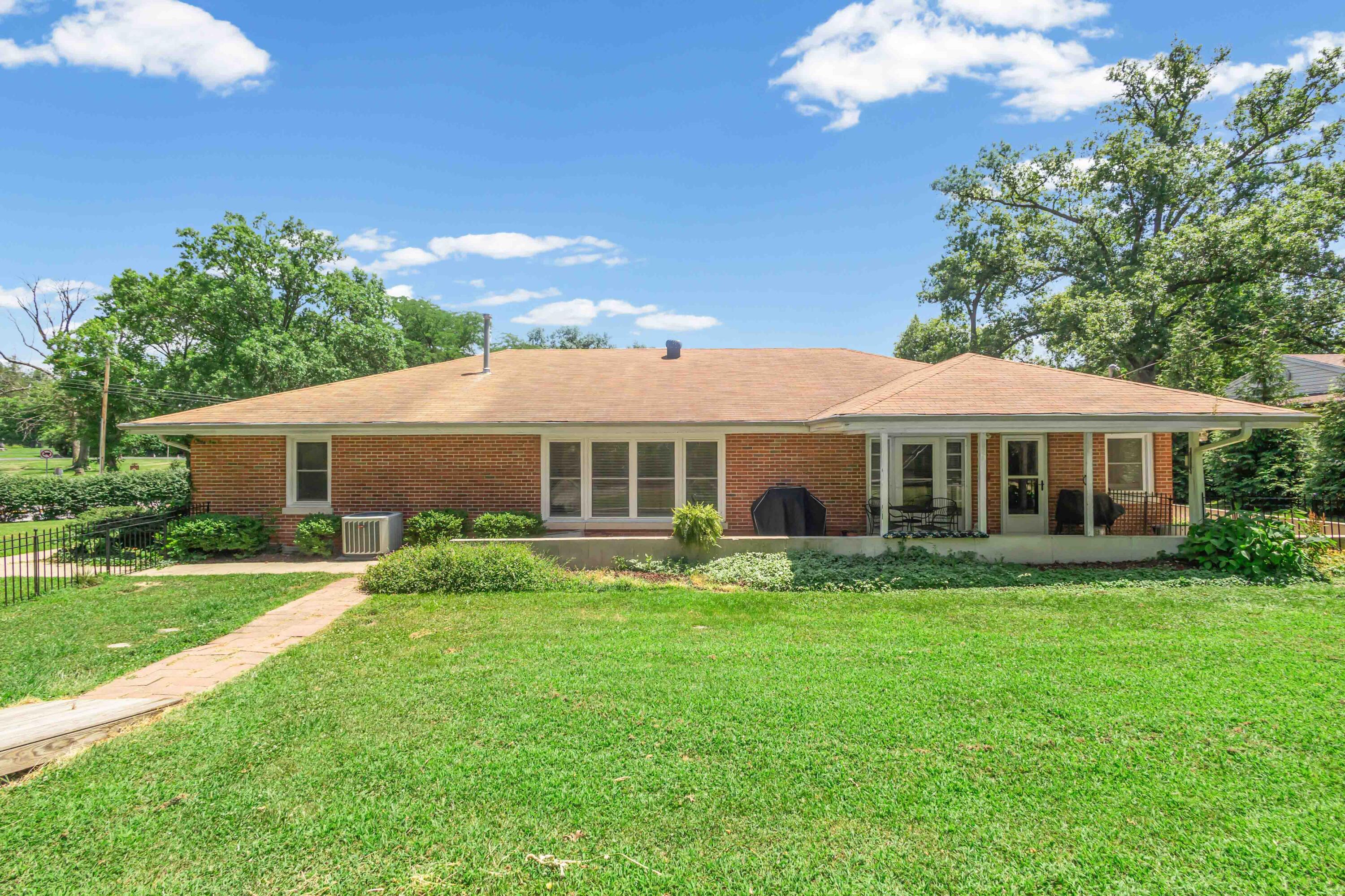 1 Oak Ln Property Photo 4