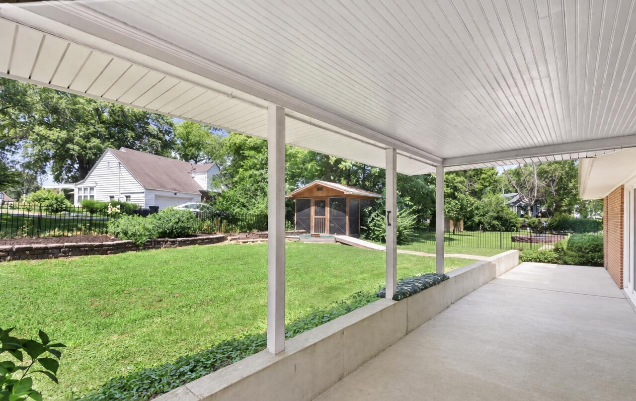 1 Oak Ln Property Photo 10