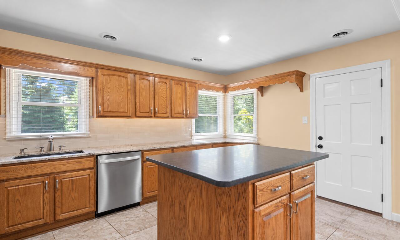 1 Oak Ln Property Photo 24