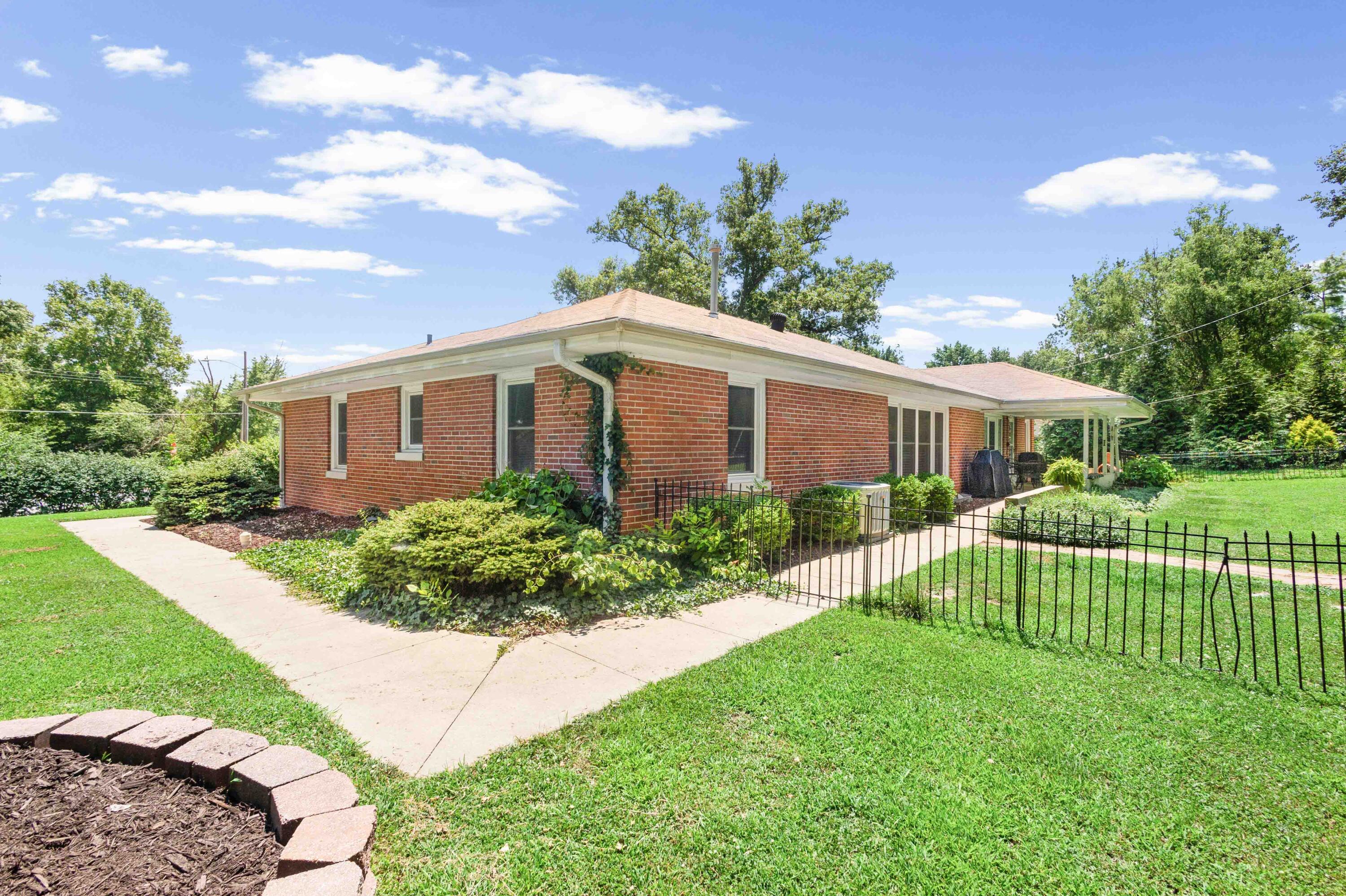 1 Oak Ln Property Photo 31