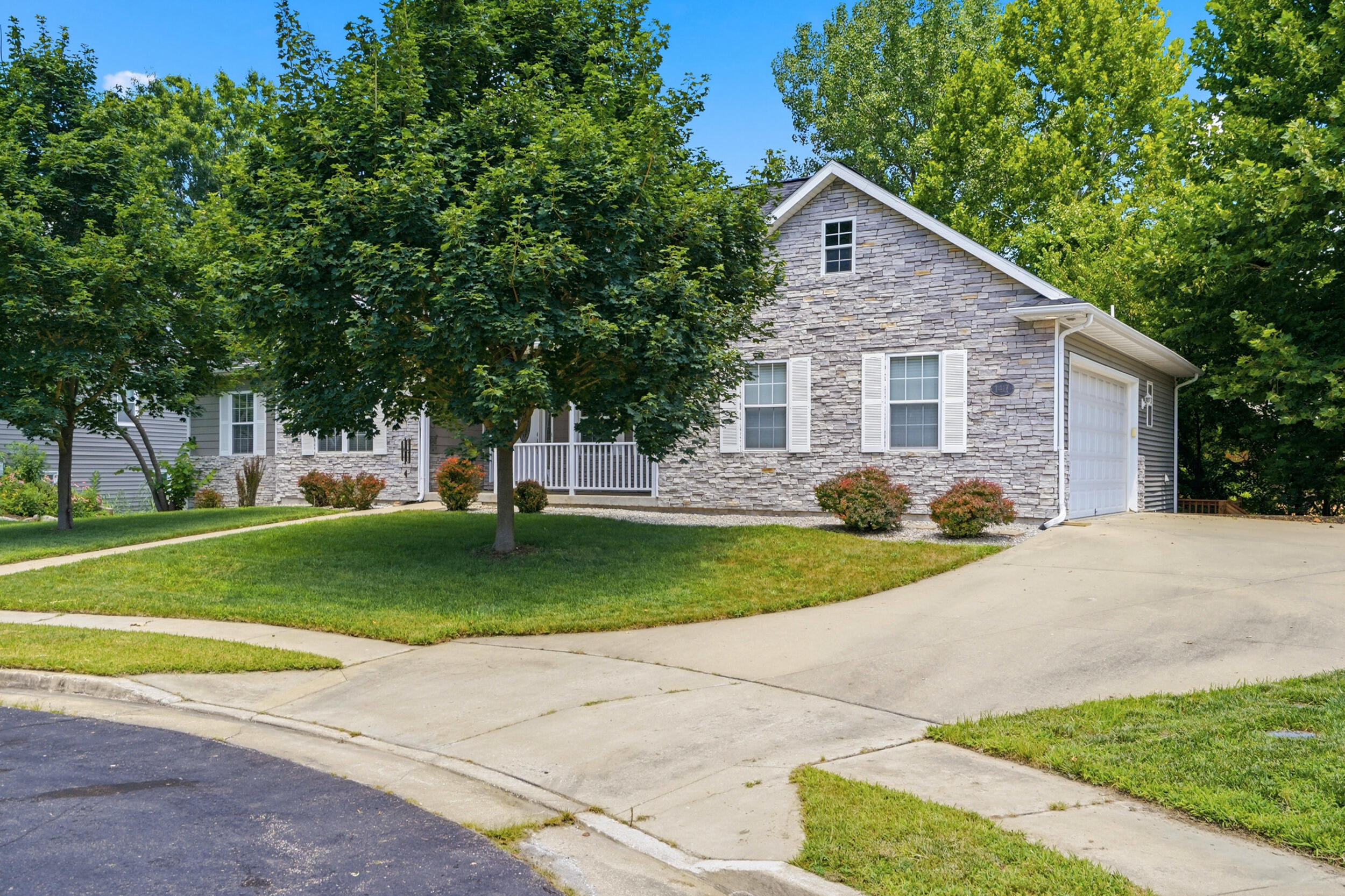 1417 Killarney Dr Property Photo 3