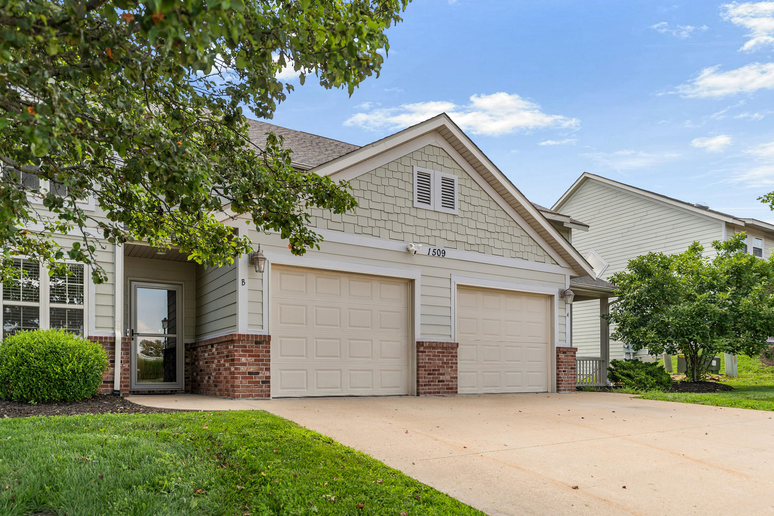 1509 SPIROS DR B Property Photo 1