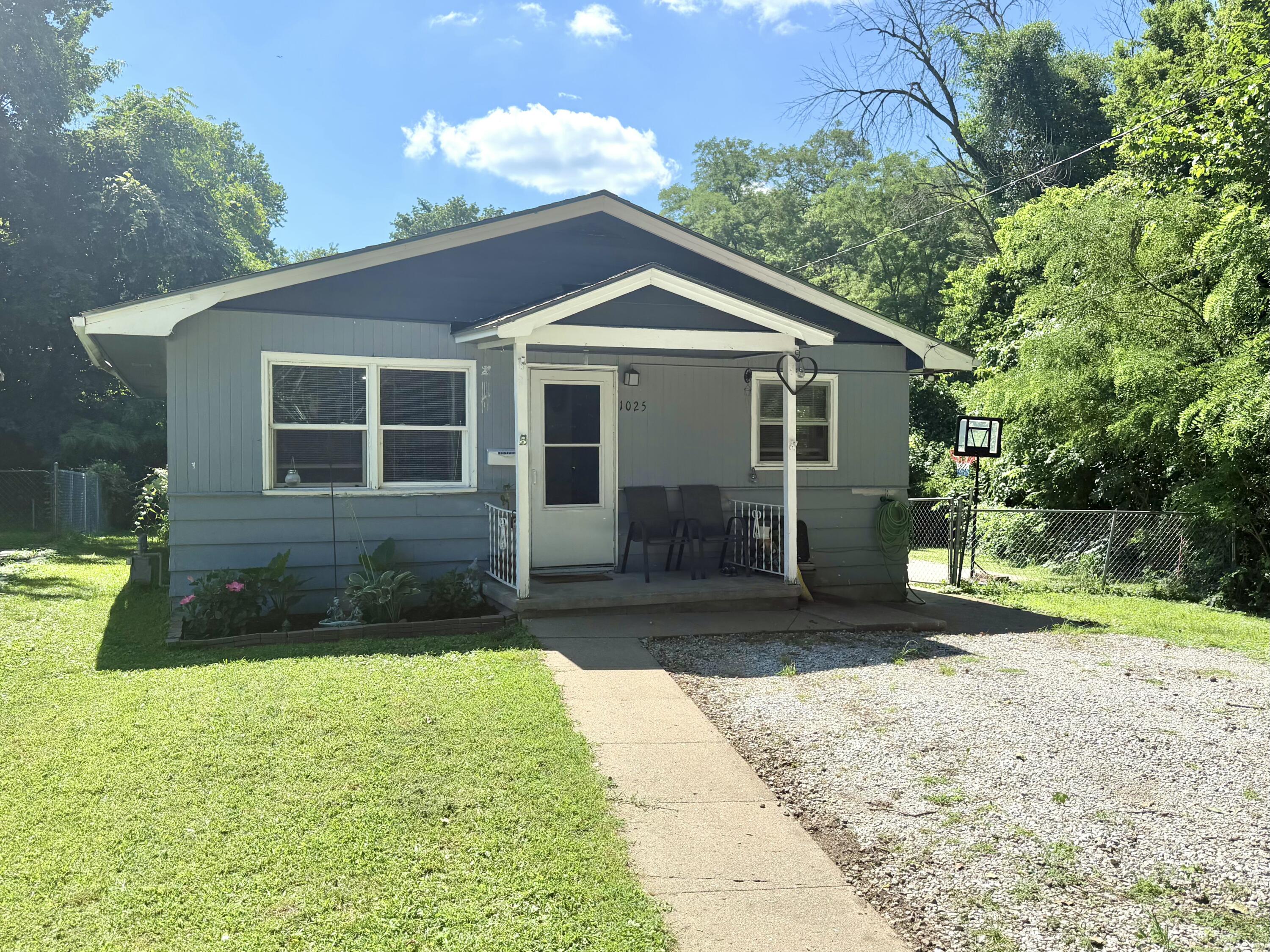 1025 Taylor St Property Photo 1