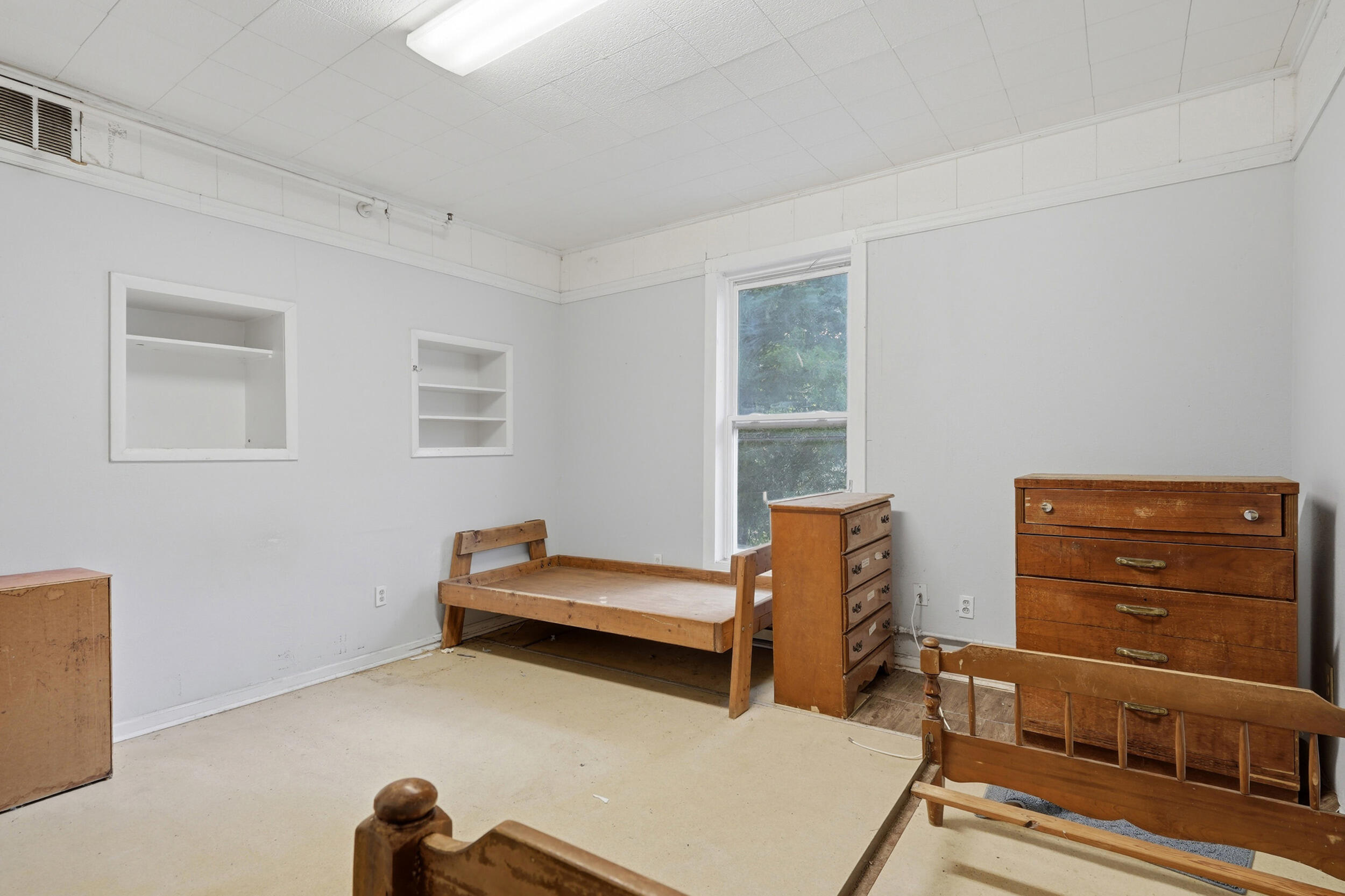221 E Whitley Property Photo 6