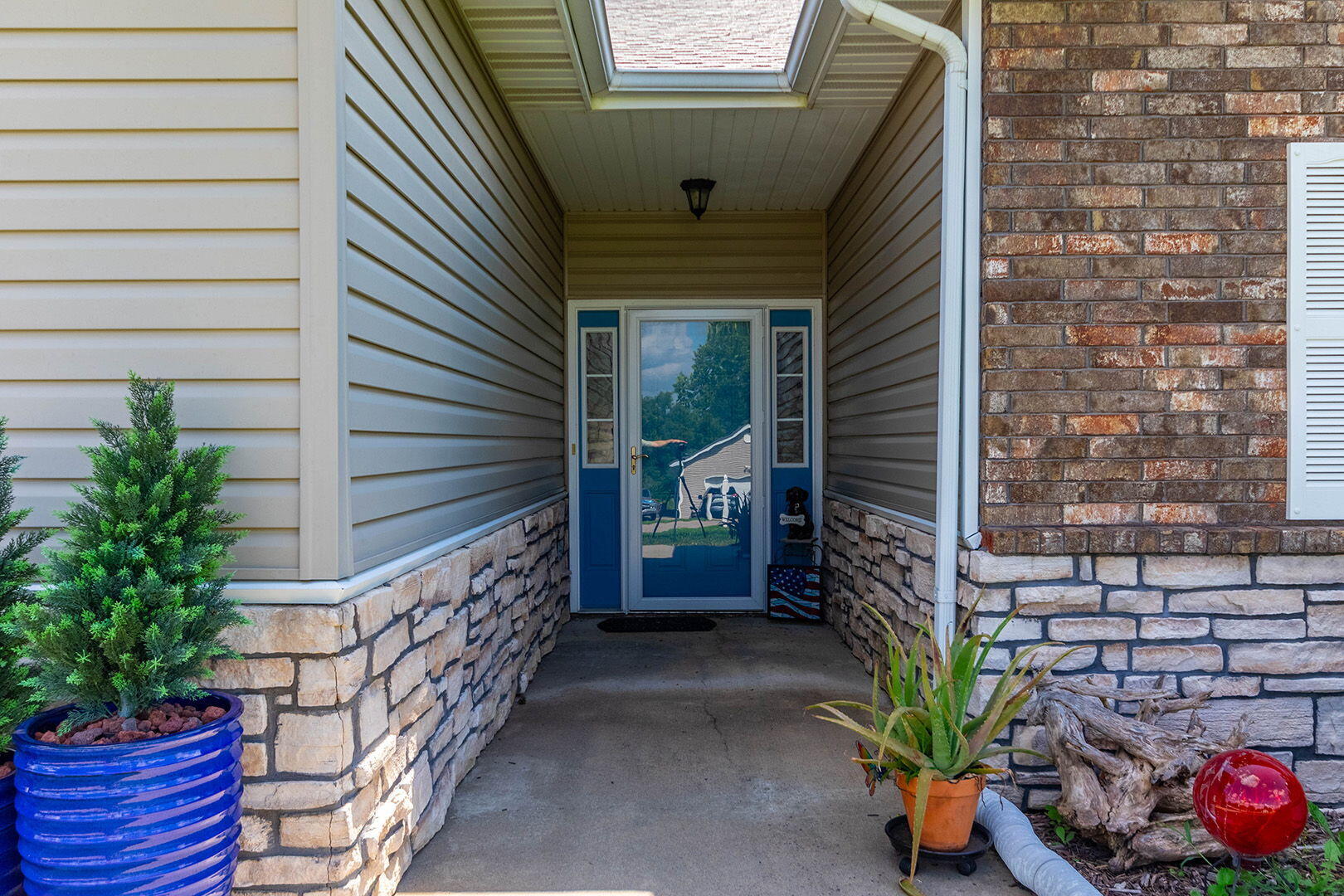 7012 Greenwood Hills Property Photo 4
