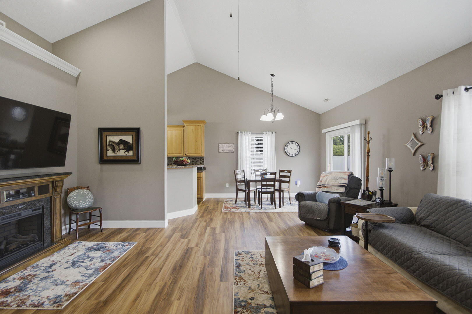 7012 Greenwood Hills Property Photo 8