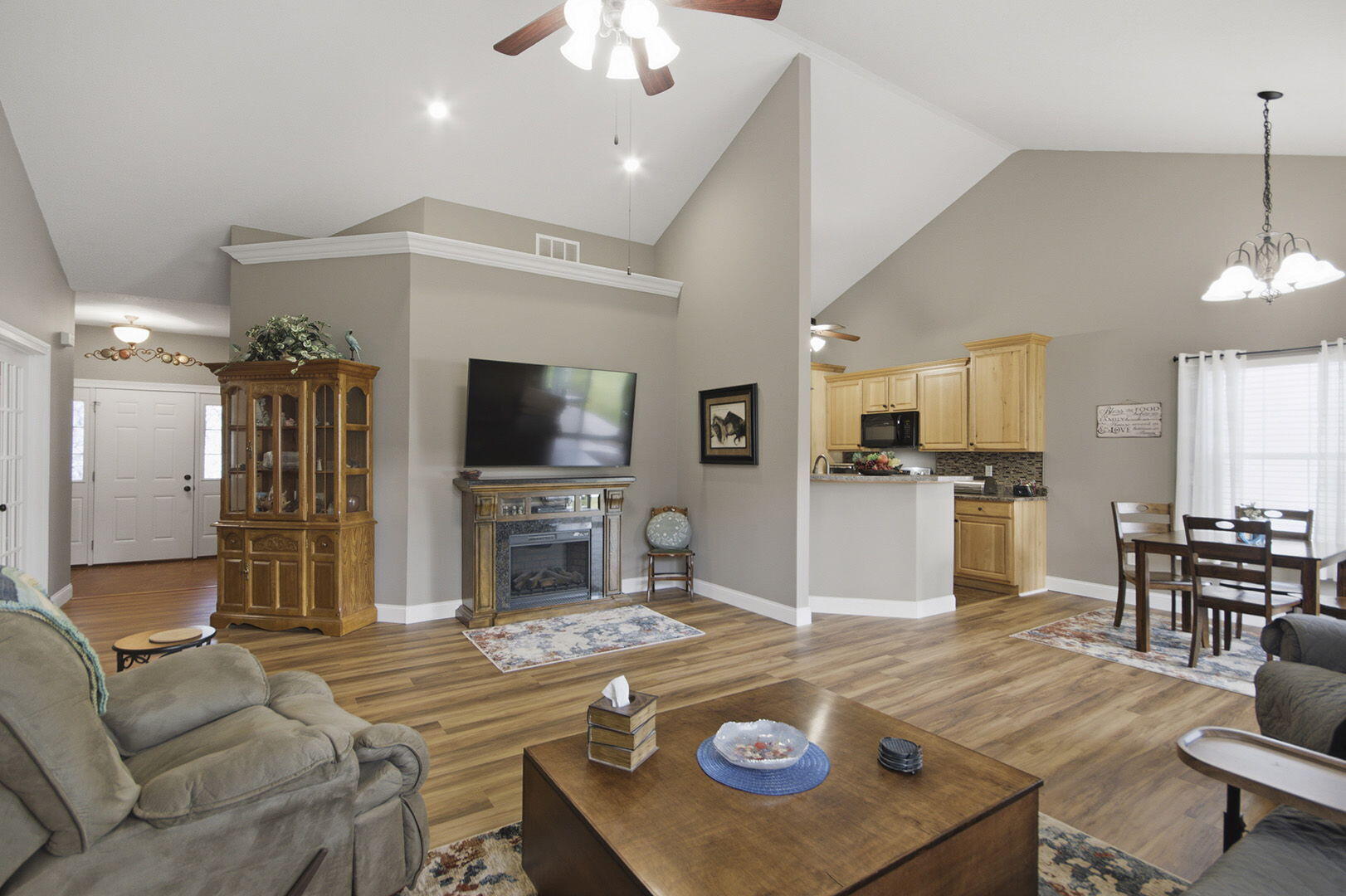 7012 Greenwood Hills Property Photo 9