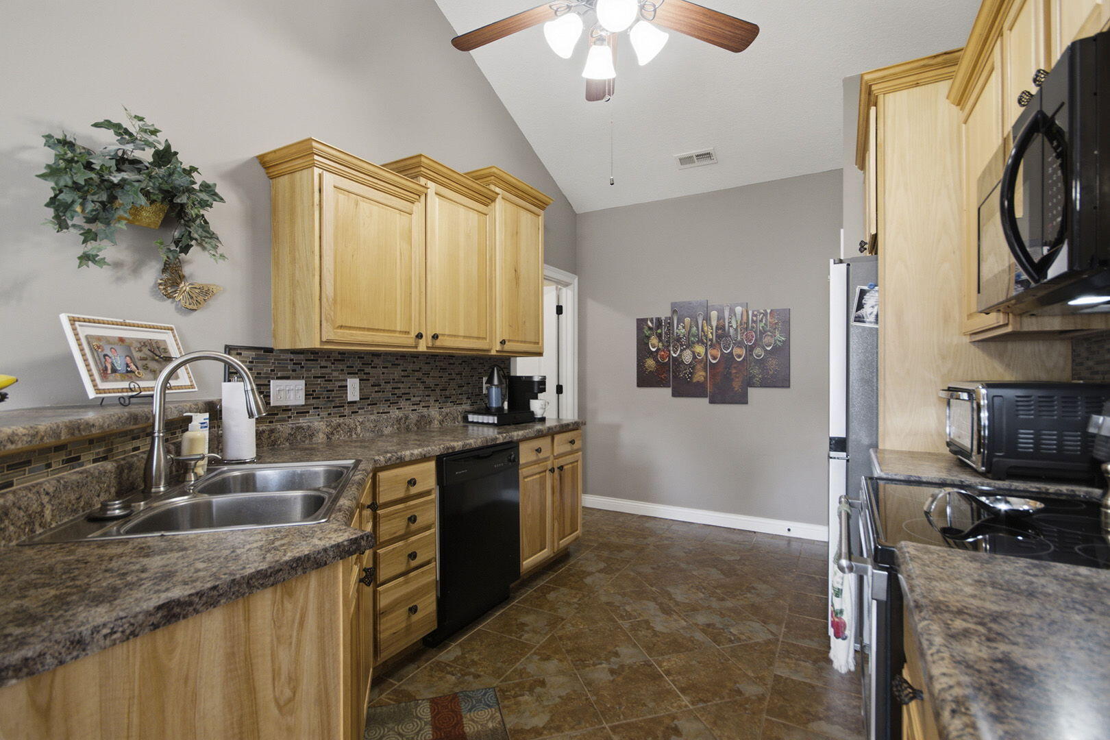 7012 Greenwood Hills Property Photo 14