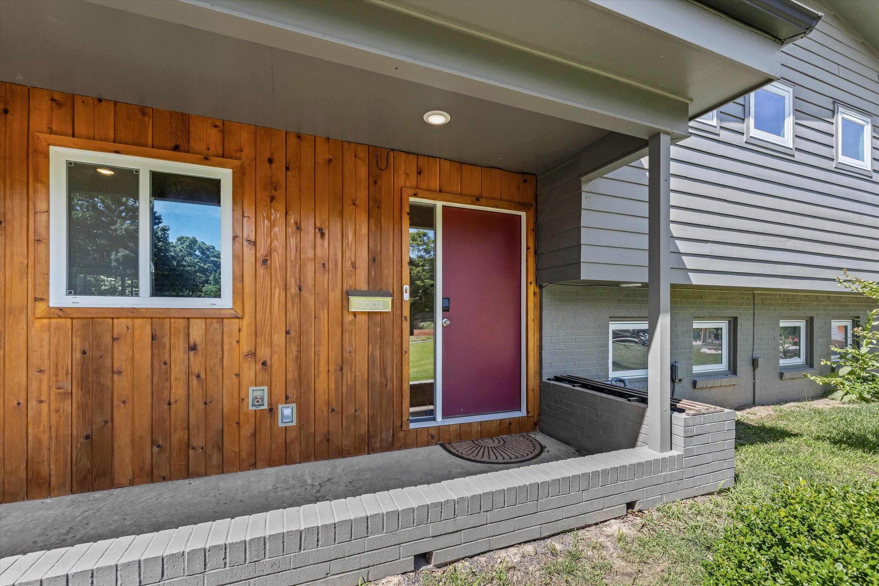 2002 Valleyview Rd Property Photo 2