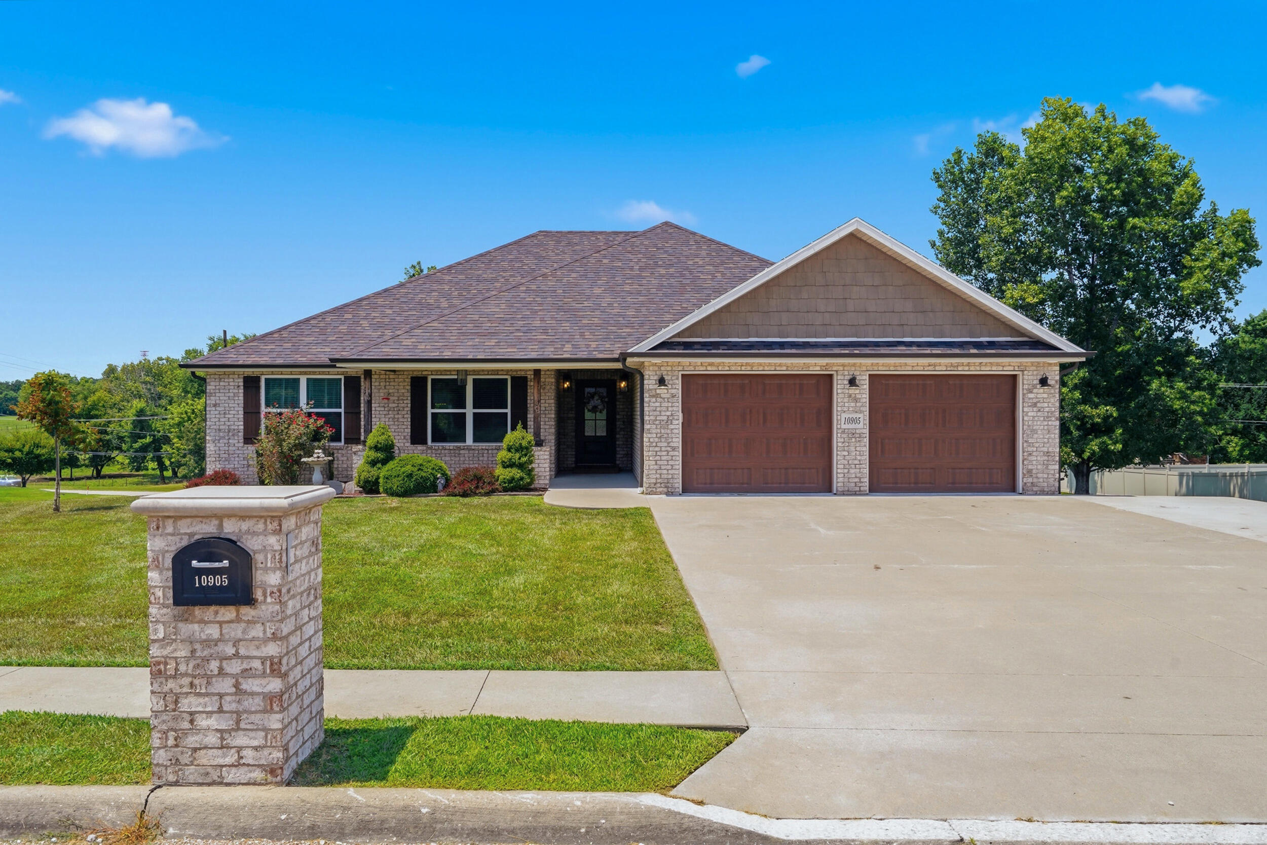 10905 Broadacre Dr Property Photo 1