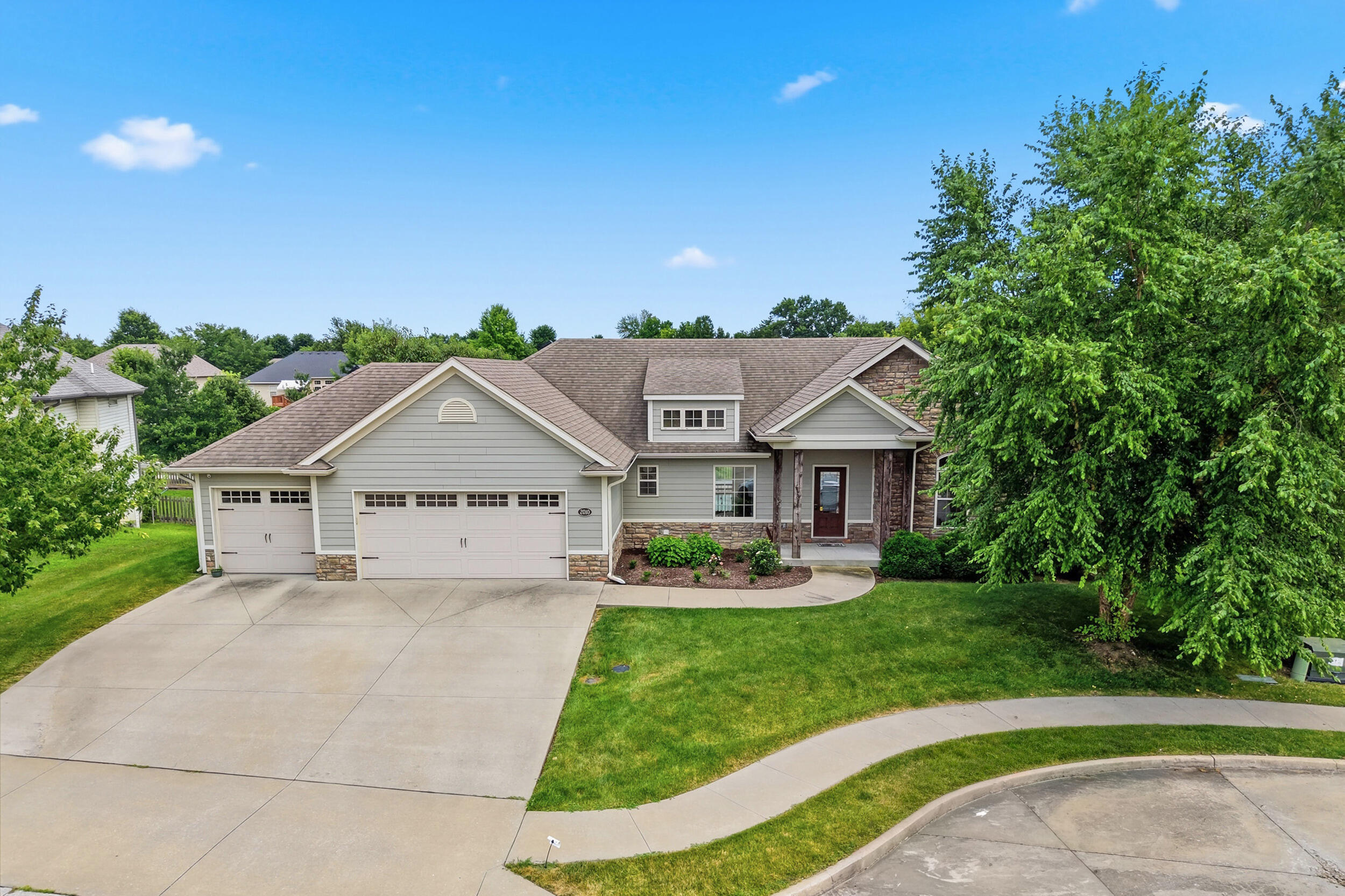 2010 Surrey Ct Property Photo 1