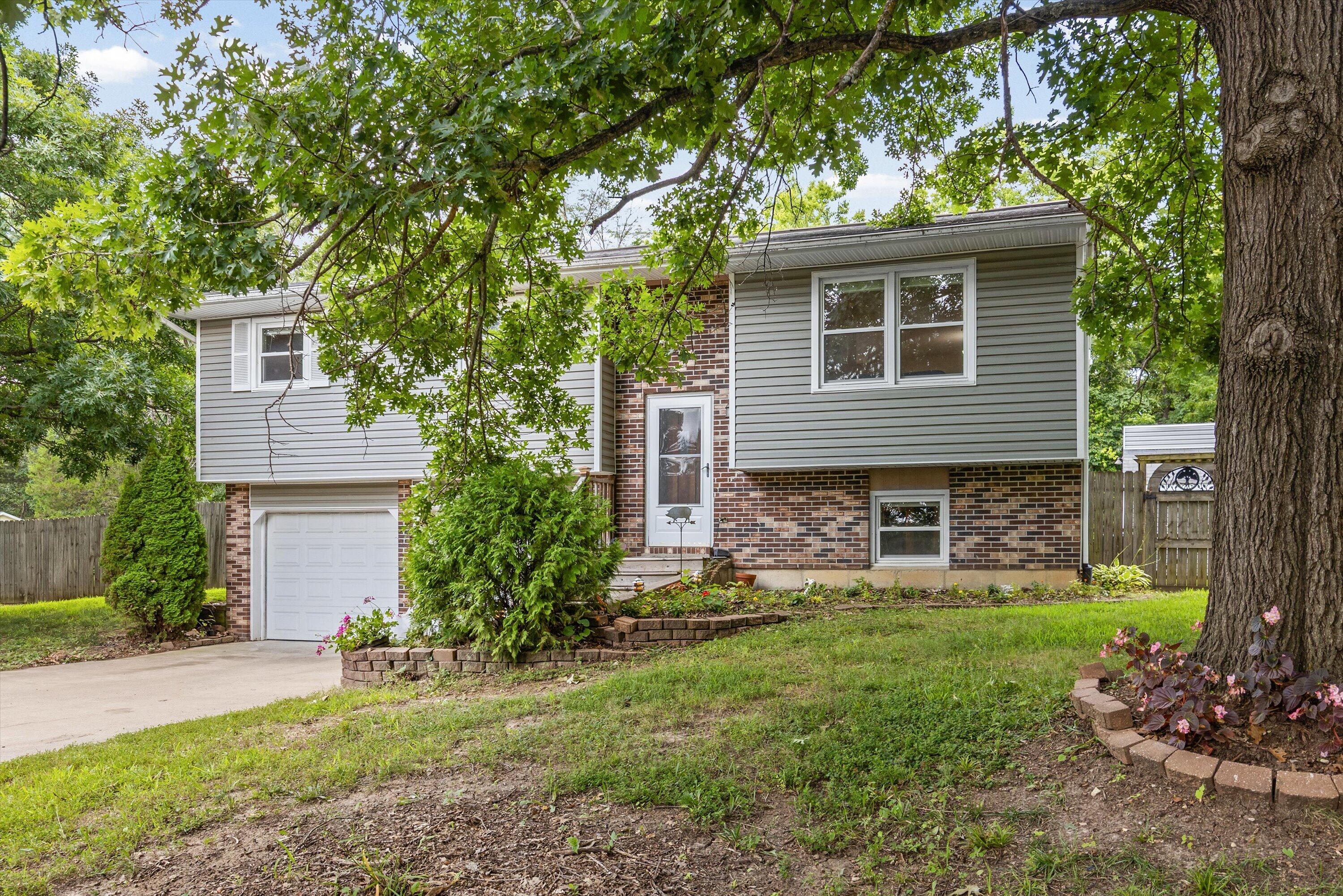2052 N Northwest Ct Property Photo 2