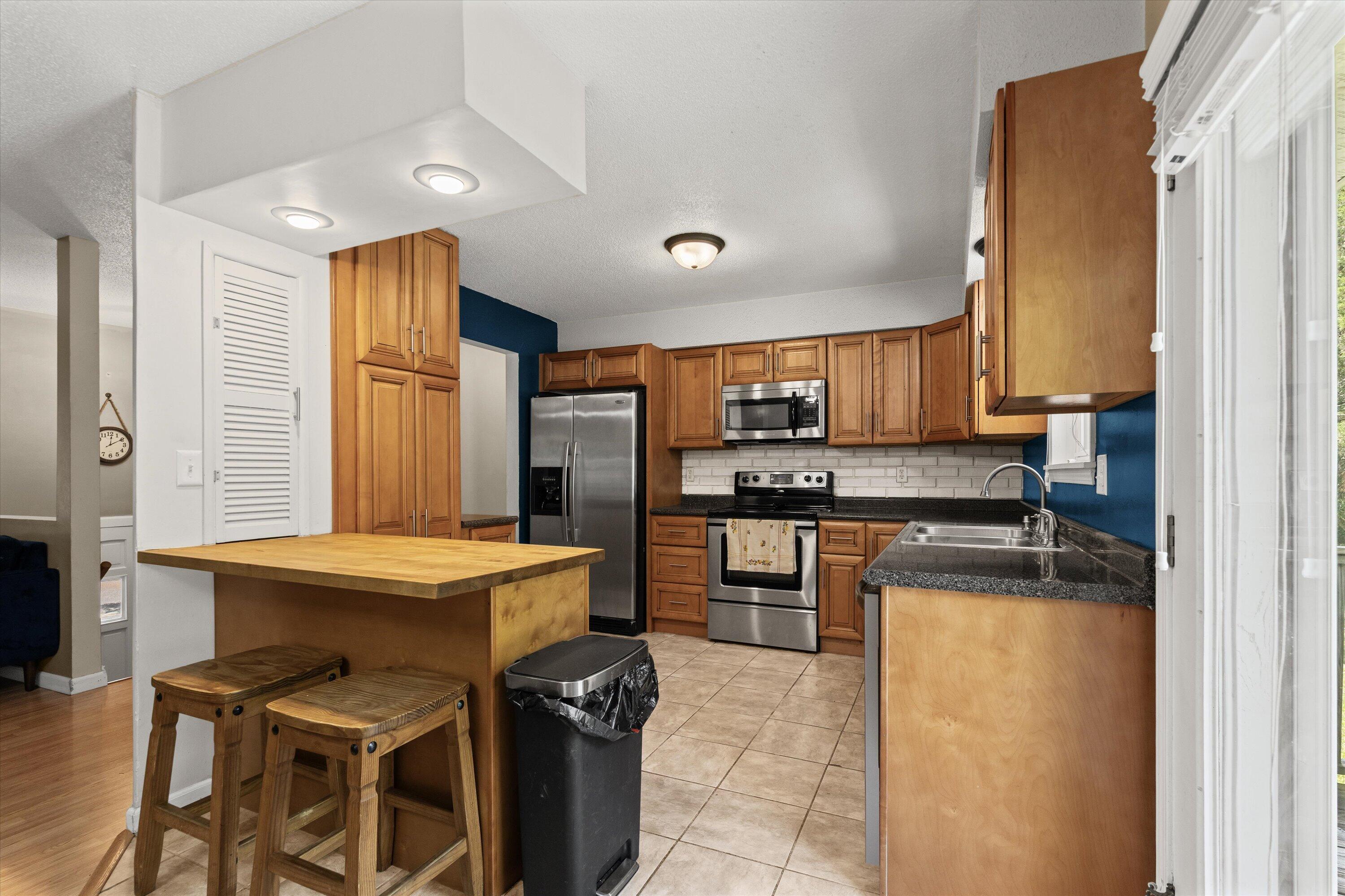 2052 N Northwest Ct Property Photo 4