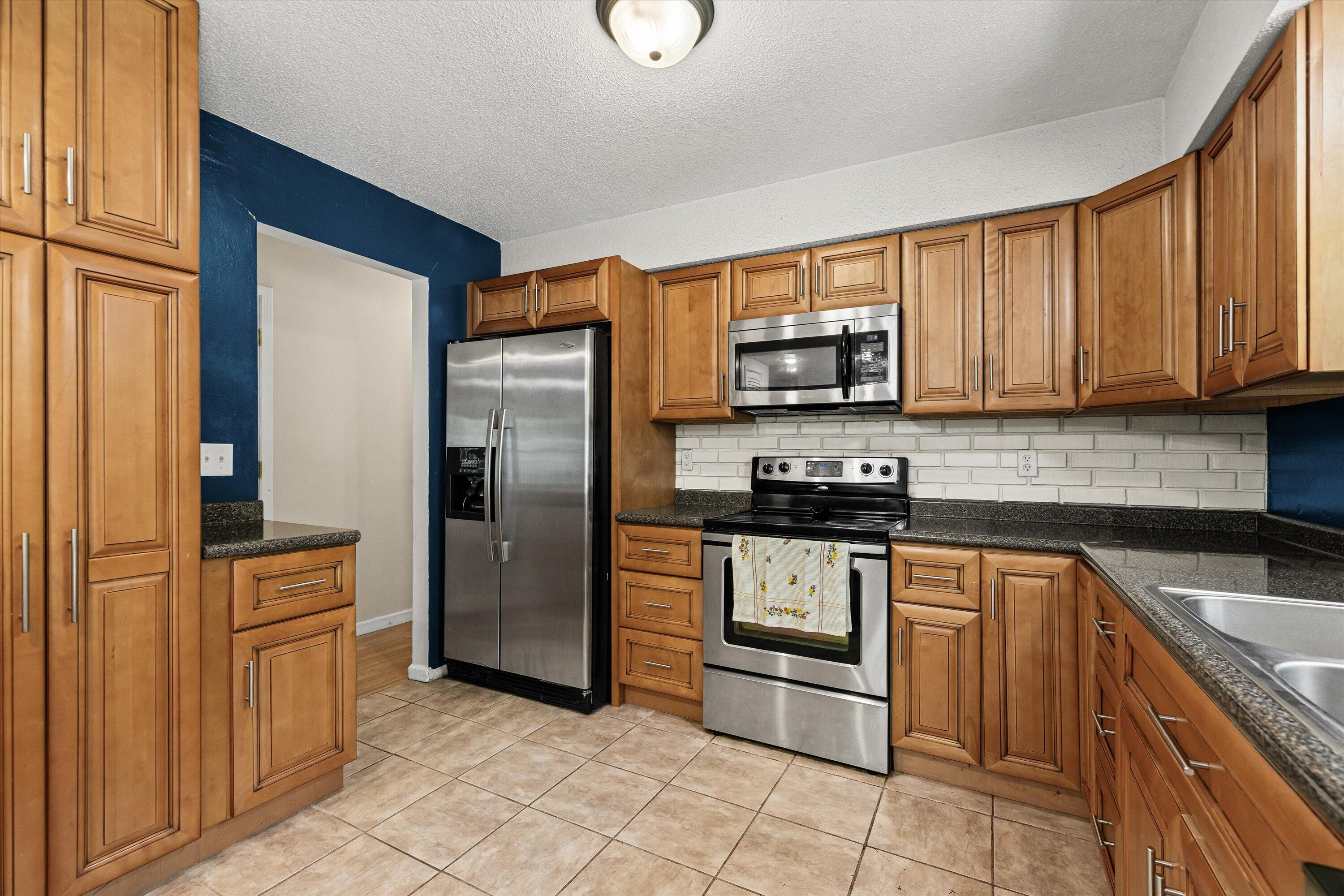 2052 N Northwest Ct Property Photo 7