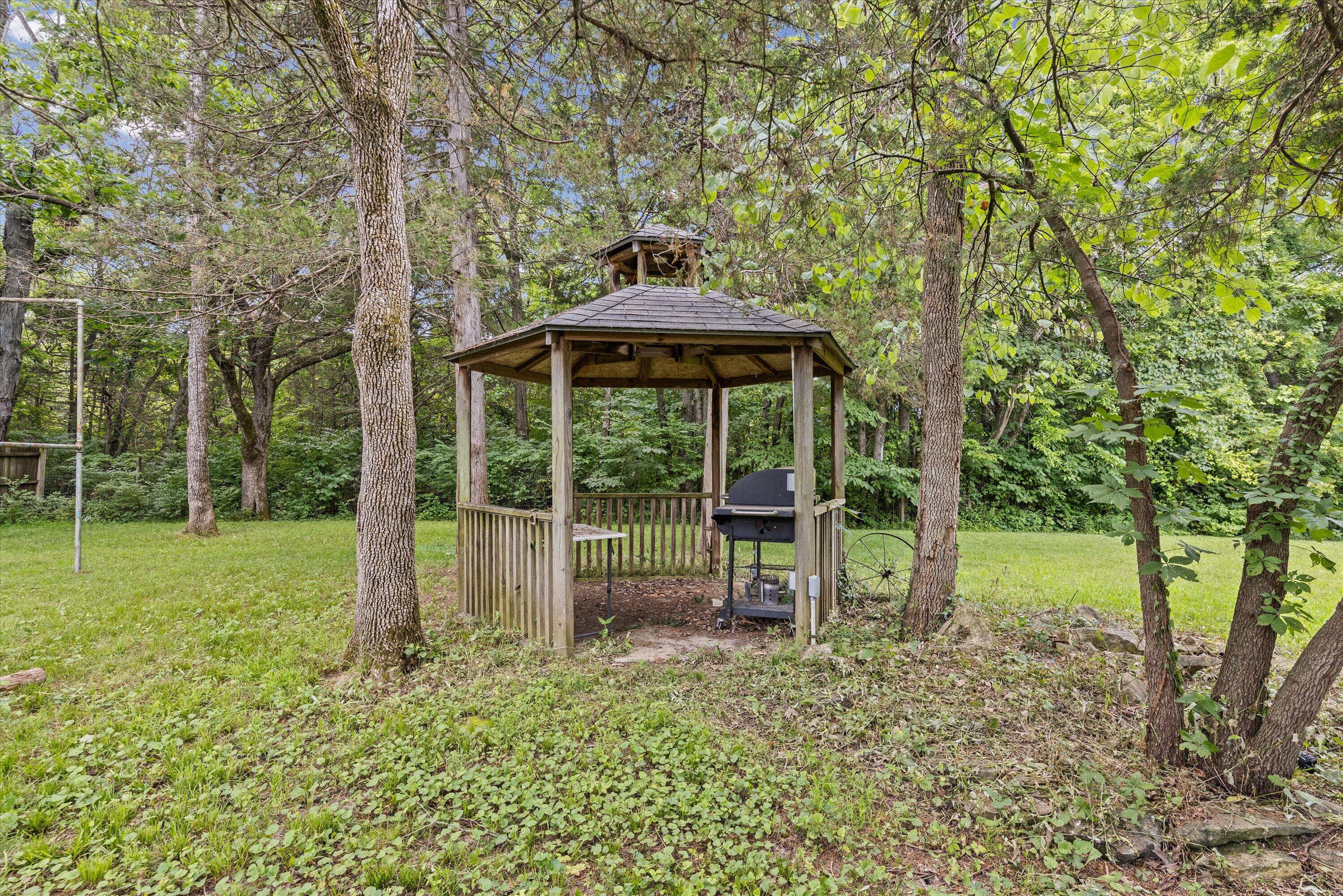 2052 N Northwest Ct Property Photo 27