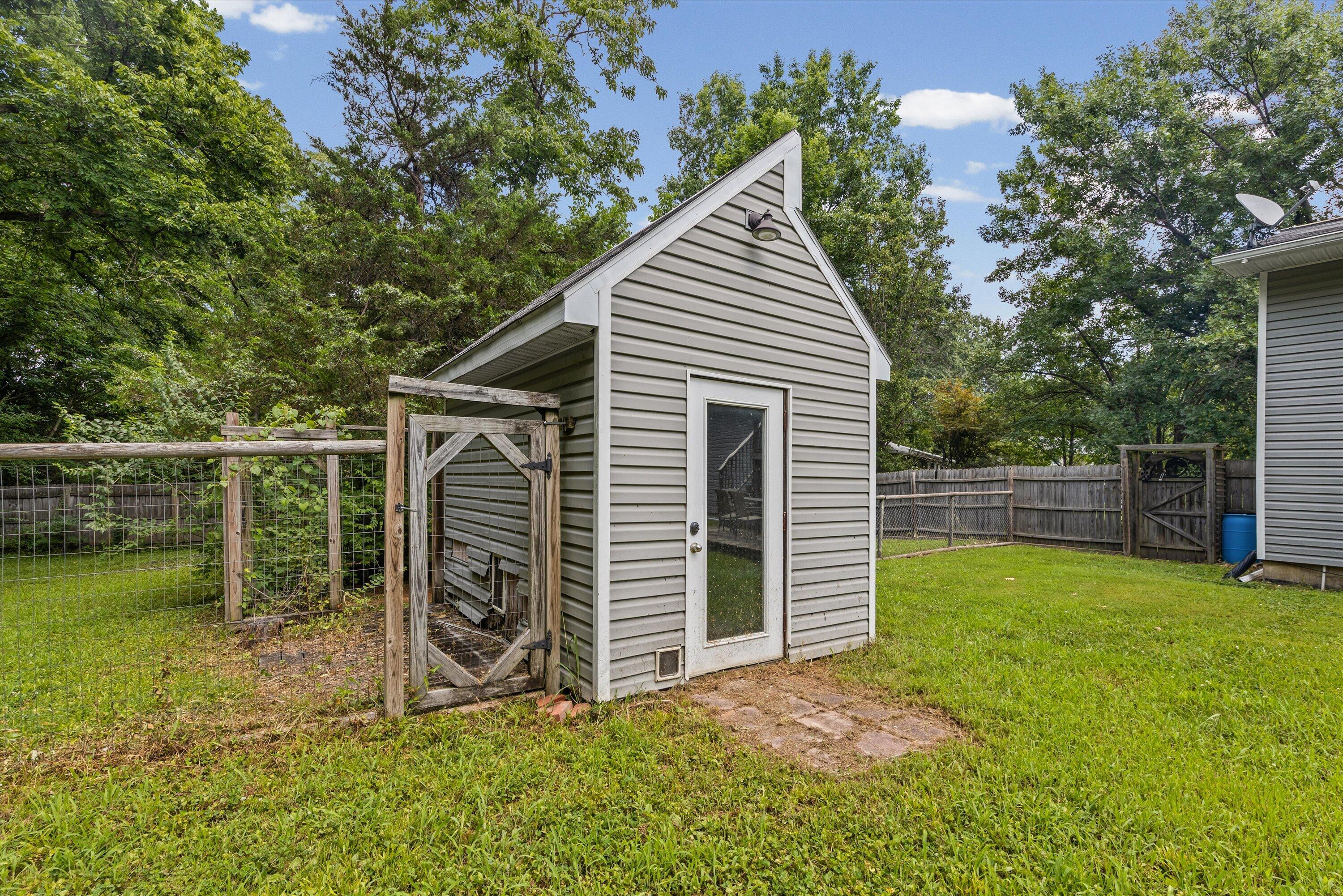2052 N Northwest Ct Property Photo 28