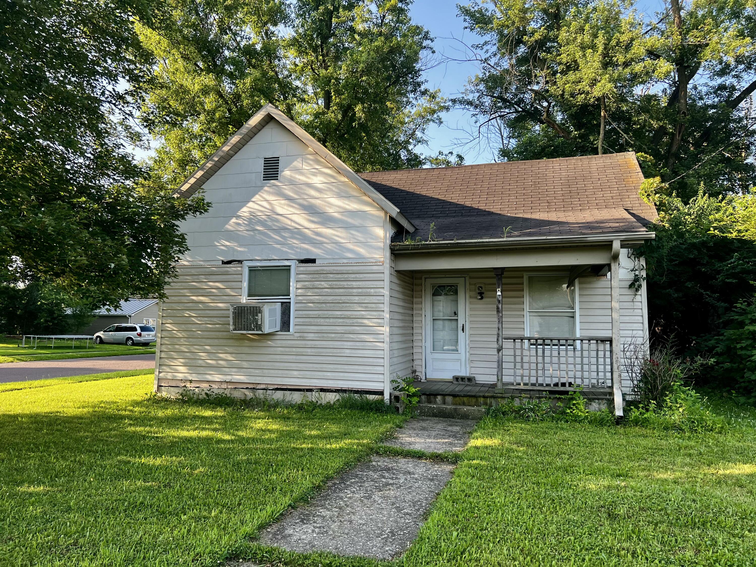 1002 EMMONS ST Property Photo 1