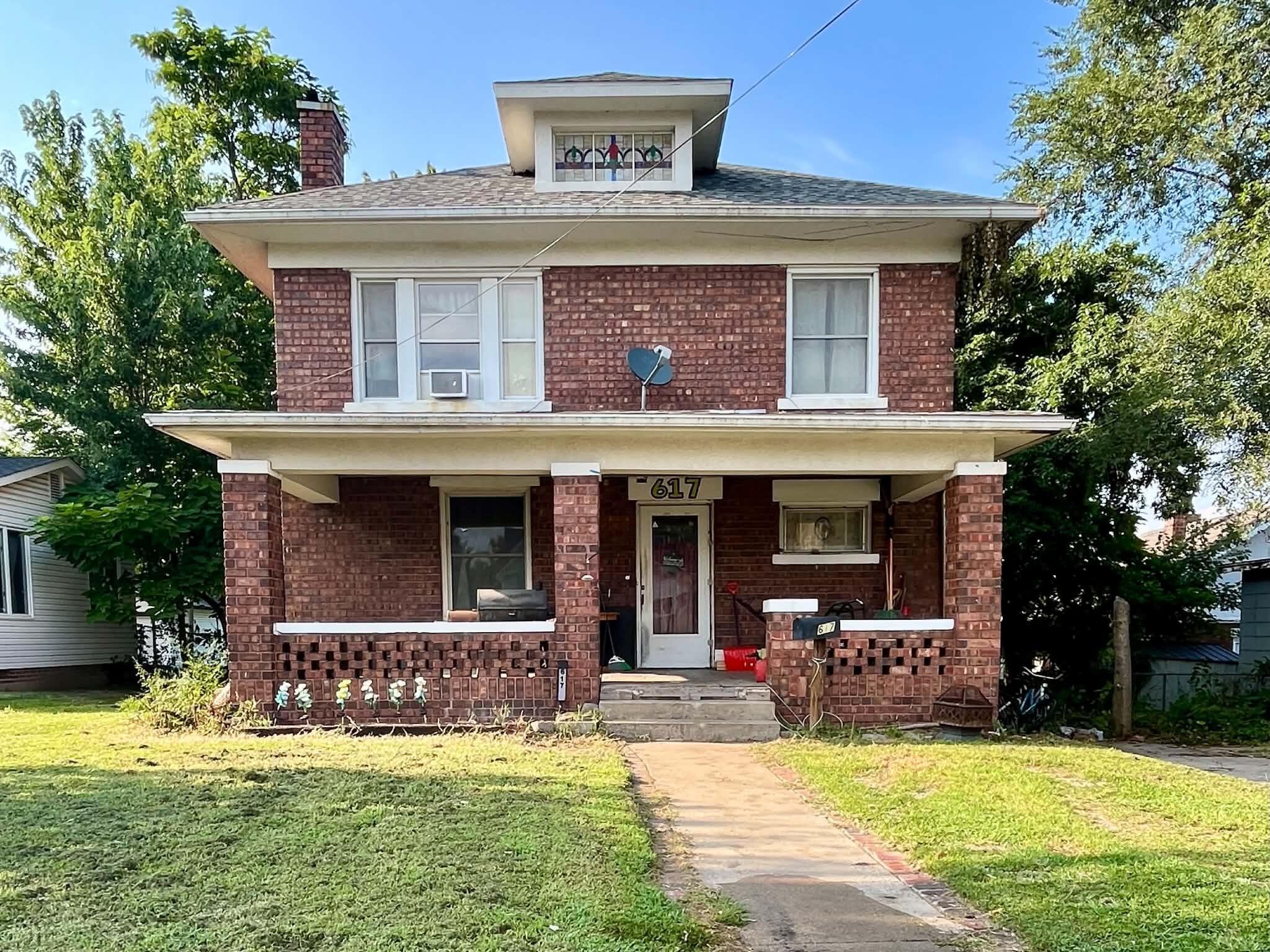 617 W Carpenter St Property Photo 1