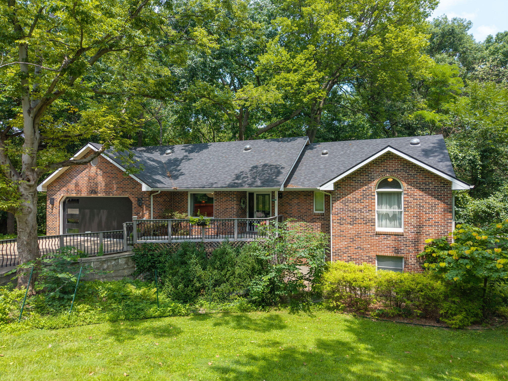 2402 Lynnwood Dr Property Photo 1