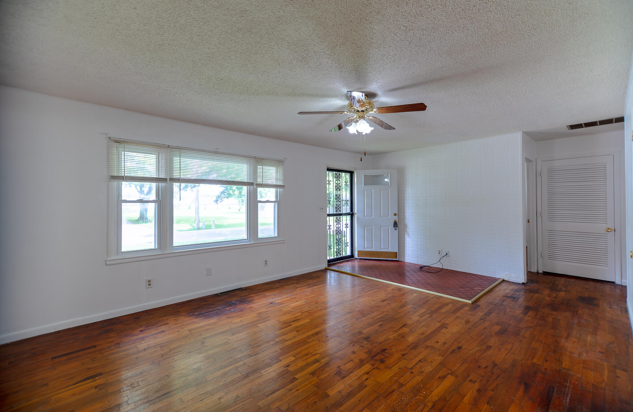 120 Adams St Property Photo 6