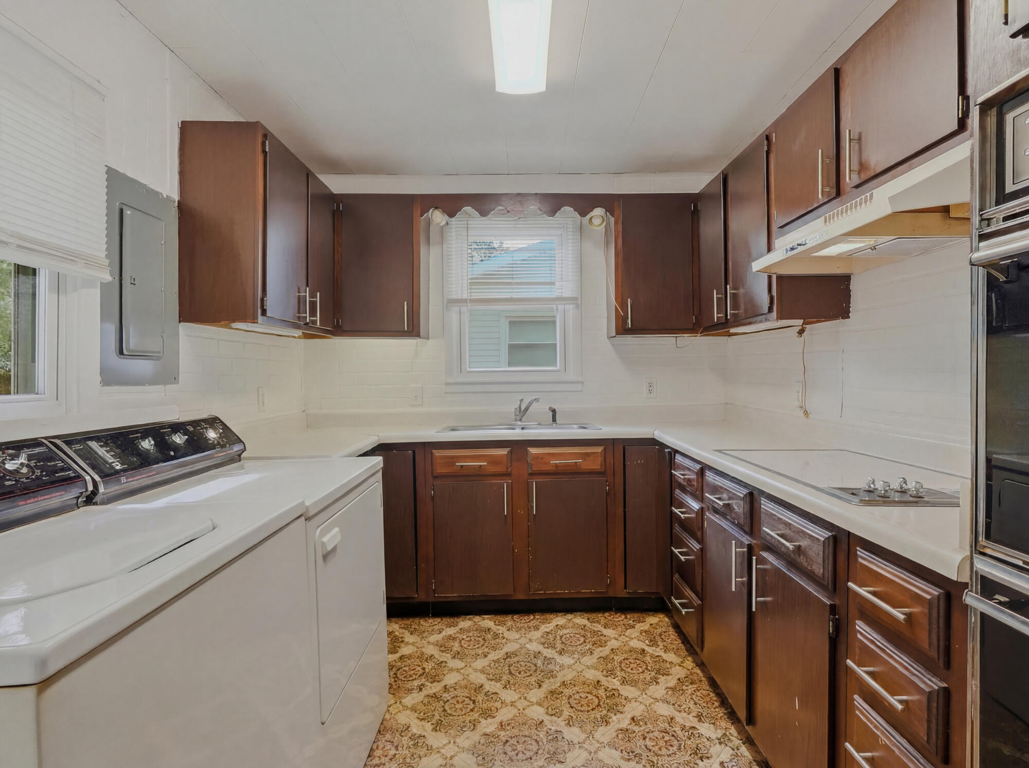 120 Adams St Property Photo 9